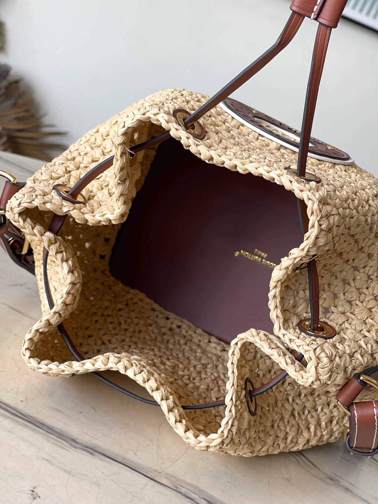💰1100 Top Original Order M24722 This NoeBB bucket bag is made of raffia crocheted by Madagascar craftsmen. It is decorated with gorgeous leather to highlight the brand's exquisite craftsmanship, achieving a comfortable texture and personalized style. Dimensions: 22 × 24 × 15 cm