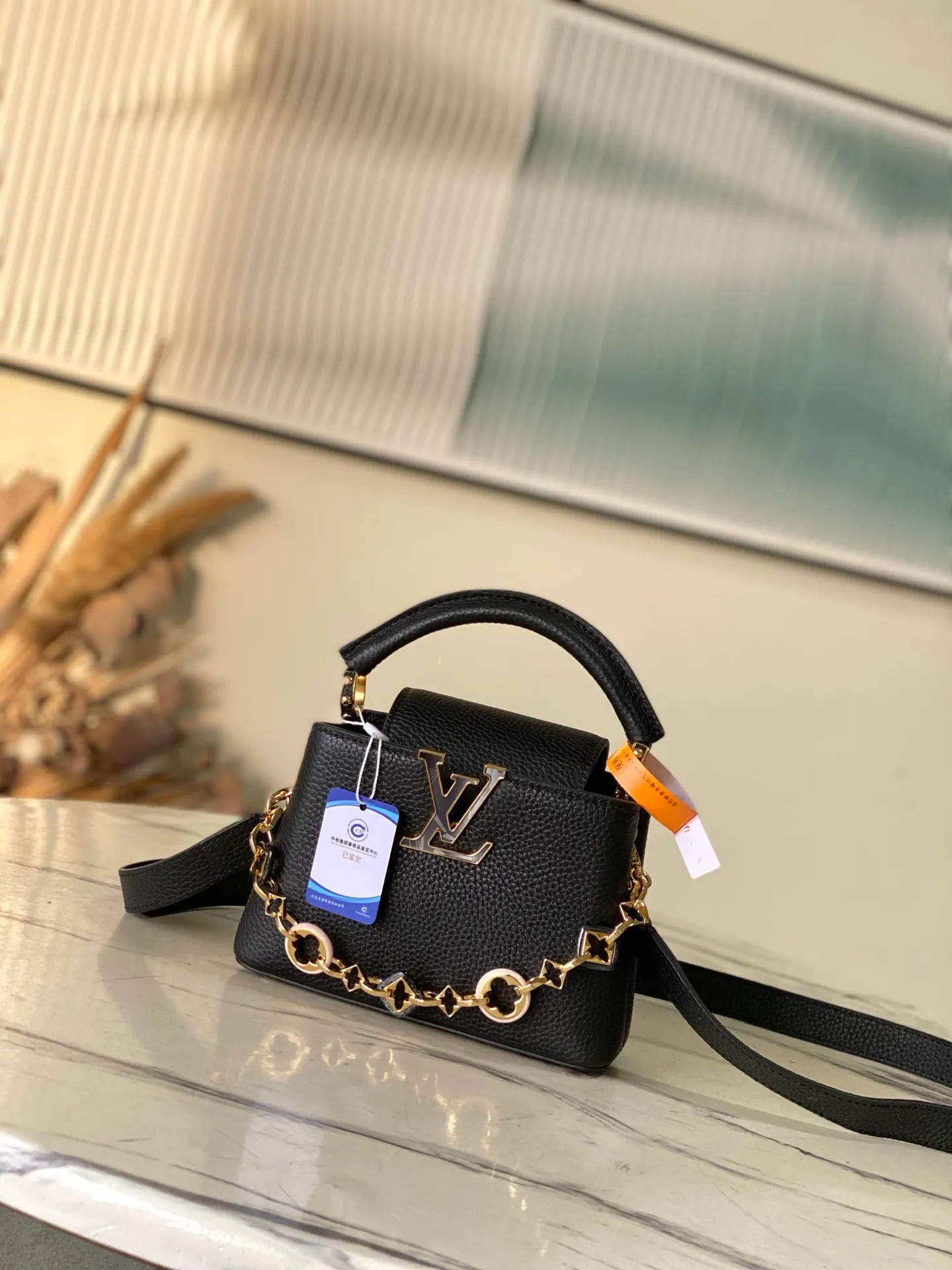 💰2120 "Special Grade Original Leather" M14970 Mini This Capucines mini handbag is from the Harmony series and explores the inspiration of the Monogram flower with a decorative chain. Taurillon cow leather creates an elegant structure, colorful resin outlines the V letter, and the flip cover provides two styles: external or internal. The neat interior is equipped with multiple pockets, and the detachable and adjustable shoulder strap makes it easy to wear cross-body. Dimensions: 21 × 14 × 8 cm