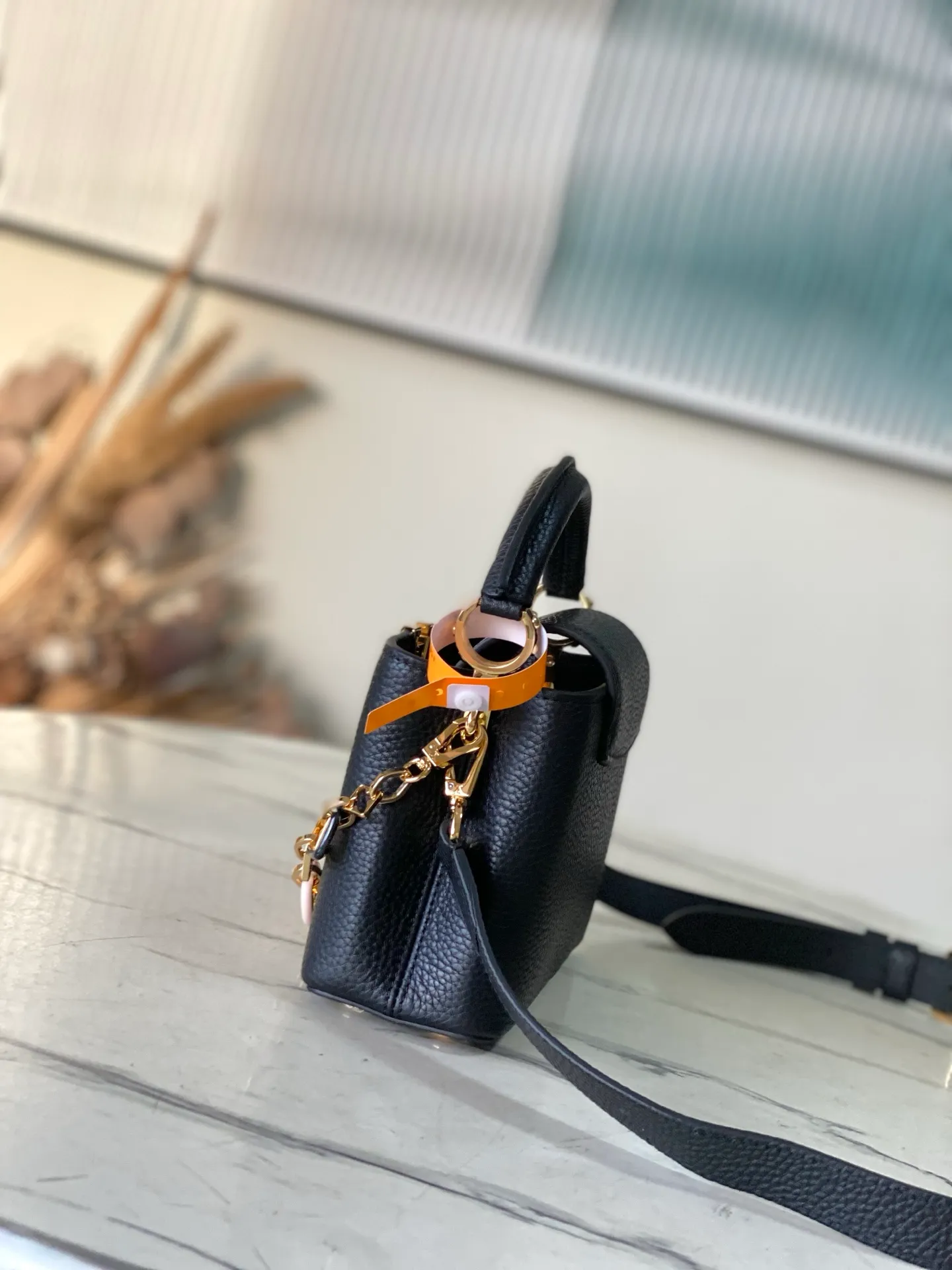 💰2120 "Special Grade Original Leather" M14970 Mini This Capucines mini handbag is from the Harmony series and explores the inspiration of the Monogram flower with a decorative chain. Taurillon cow leather creates an elegant structure, colorful resin outlines the V letter, and the flip cover provides two styles: external or internal. The neat interior is equipped with multiple pockets, and the detachable and adjustable shoulder strap makes it easy to wear cross-body. Dimensions: 21 × 14 × 8 cm