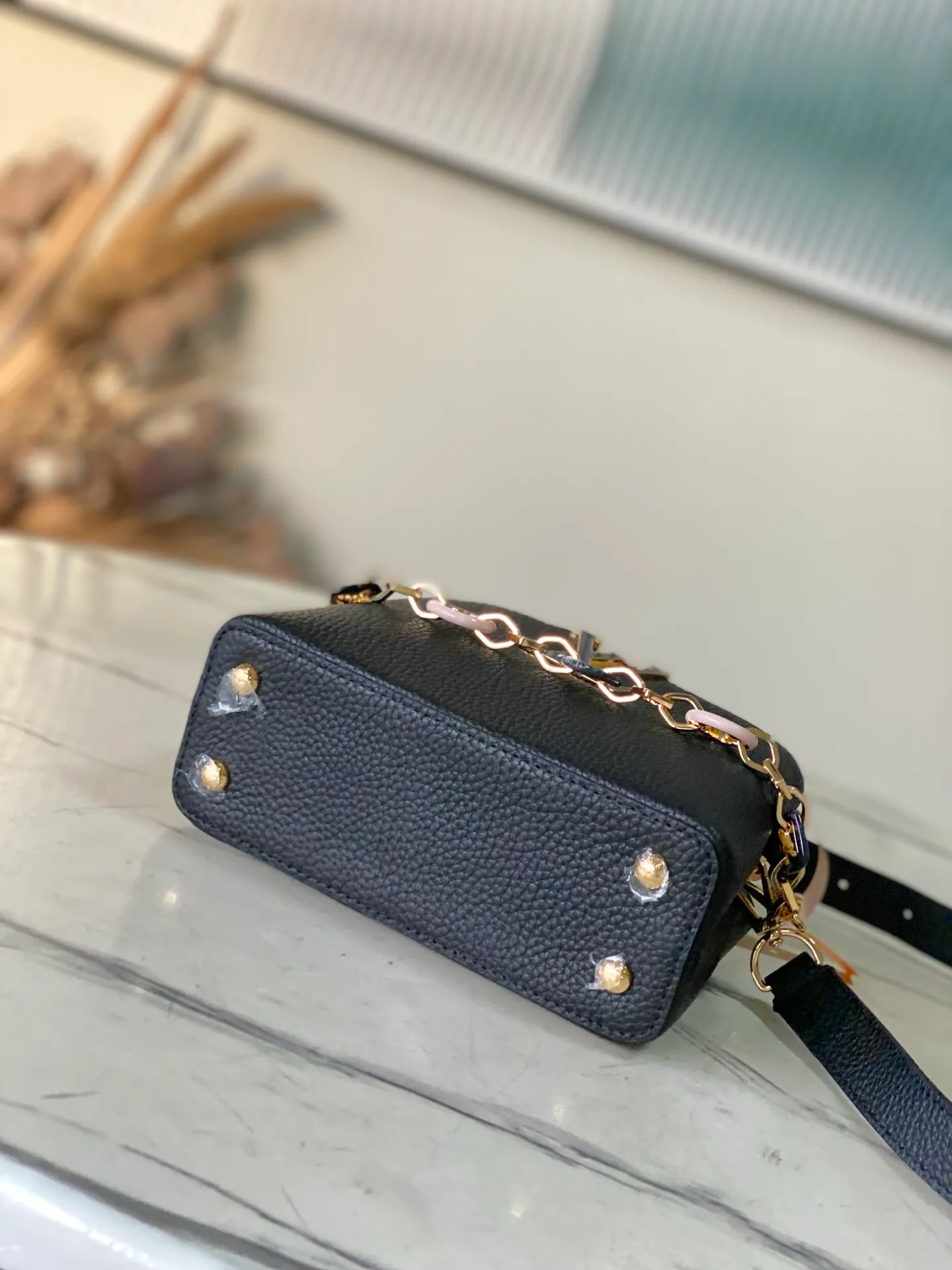 💰2120 "Special Grade Original Leather" M14970 Mini This Capucines mini handbag is from the Harmony series and explores the inspiration of the Monogram flower with a decorative chain. Taurillon cow leather creates an elegant structure, colorful resin outlines the V letter, and the flip cover provides two styles: external or internal. The neat interior is equipped with multiple pockets, and the detachable and adjustable shoulder strap makes it easy to wear cross-body. Dimensions: 21 × 14 × 8 cm