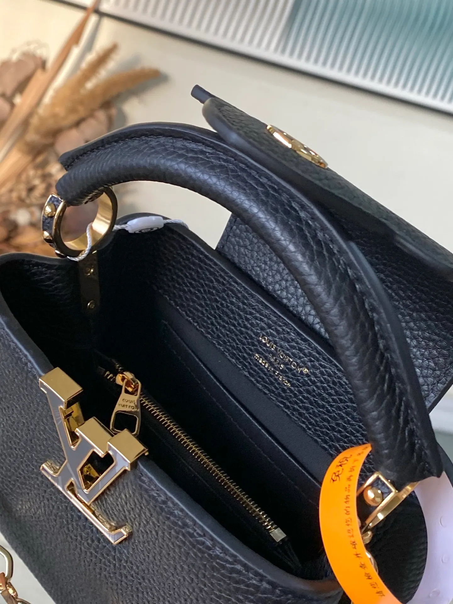 💰2120 "Special Grade Original Leather" M14970 Mini This Capucines mini handbag is from the Harmony series and explores the inspiration of the Monogram flower with a decorative chain. Taurillon cow leather creates an elegant structure, colorful resin outlines the V letter, and the flip cover provides two styles: external or internal. The neat interior is equipped with multiple pockets, and the detachable and adjustable shoulder strap makes it easy to wear cross-body. Dimensions: 21 × 14 × 8 cm