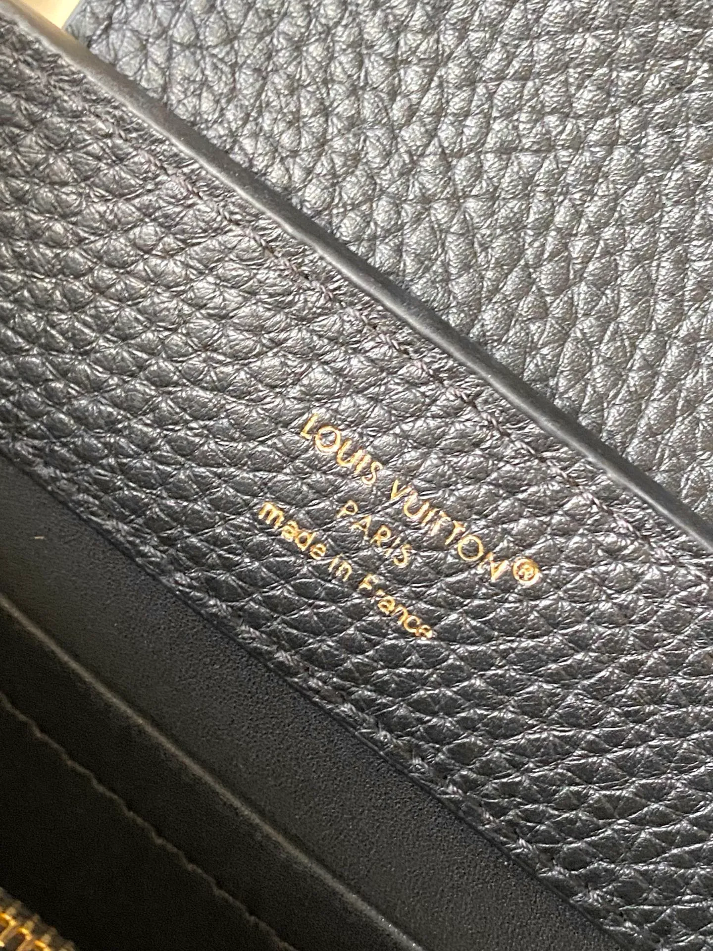 💰2120 "Special Grade Original Leather" M14970 Mini This Capucines mini handbag is from the Harmony series and explores the inspiration of the Monogram flower with a decorative chain. Taurillon cow leather creates an elegant structure, colorful resin outlines the V letter, and the flip cover provides two styles: external or internal. The neat interior is equipped with multiple pockets, and the detachable and adjustable shoulder strap makes it easy to wear cross-body. Dimensions: 21 × 14 × 8 cm