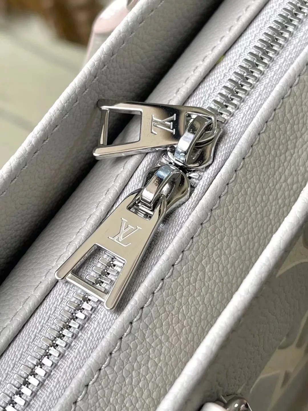 💰1060 (top-grain leather) top original order M14213 This OnTheGo East West handbag is from the LVMilky Way series. The iconic Monogram Empreinte leather is dyed with seasonal colors, complementing the shiny metal parts and detachable braided chain. The inner and outer compartments can store daily necessities in an orderly manner. The compact structure is easy to carry in a variety of ways. Dimensions: 25 × 13 × 10 cm