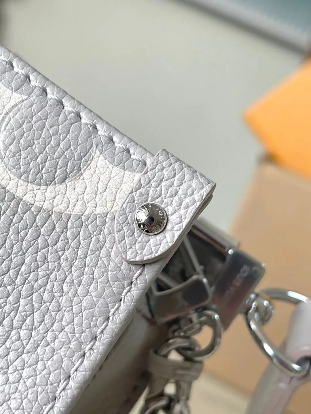 💰1060 (top-grain leather) top original order M14213 This OnTheGo East West handbag is from the LVMilky Way series. The iconic Monogram Empreinte leather is dyed with seasonal colors, complementing the shiny metal parts and detachable braided chain. The inner and outer compartments can store daily necessities in an orderly manner. The compact structure is easy to carry in a variety of ways. Dimensions: 25 × 13 × 10 cm