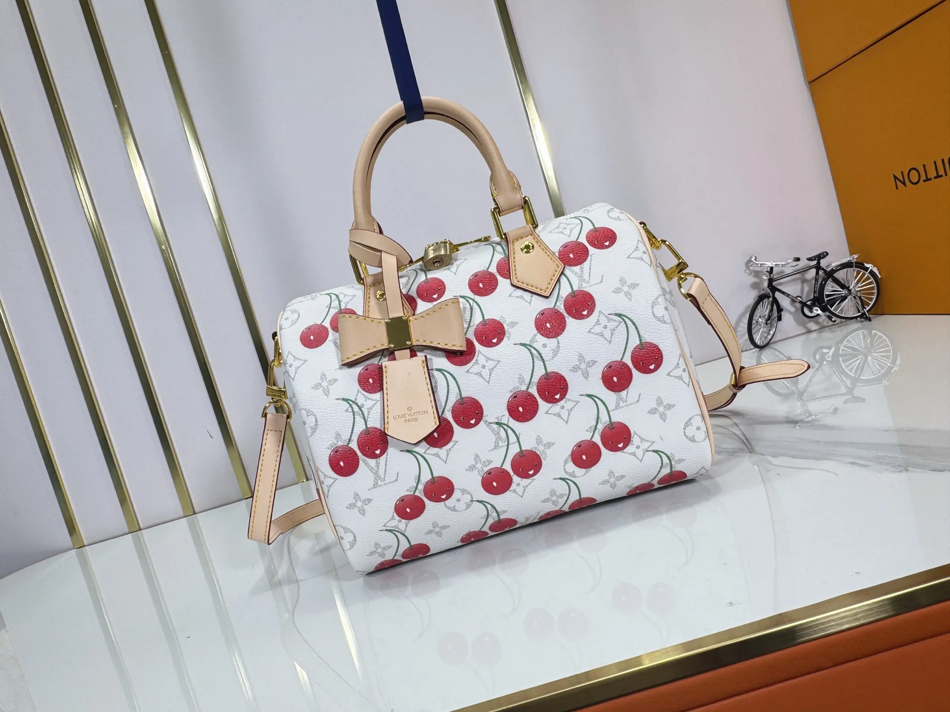 P260 Upgraded original M17088 white flower cherry M13805-M13085-M13257 M13806 40391 40390lv Murakami Takashi co-branded NANOSPEEDY handbag This Nano Speedy handbag combines Monogram canvas and cow leather trim printing, with 33 colorful interpretations of white tricolor and black tricolor. The twelve pieces are popular around the world and are loved by celebrities and celebrities. Dimensions: 25.0 x 19.0 x 15.0 cm