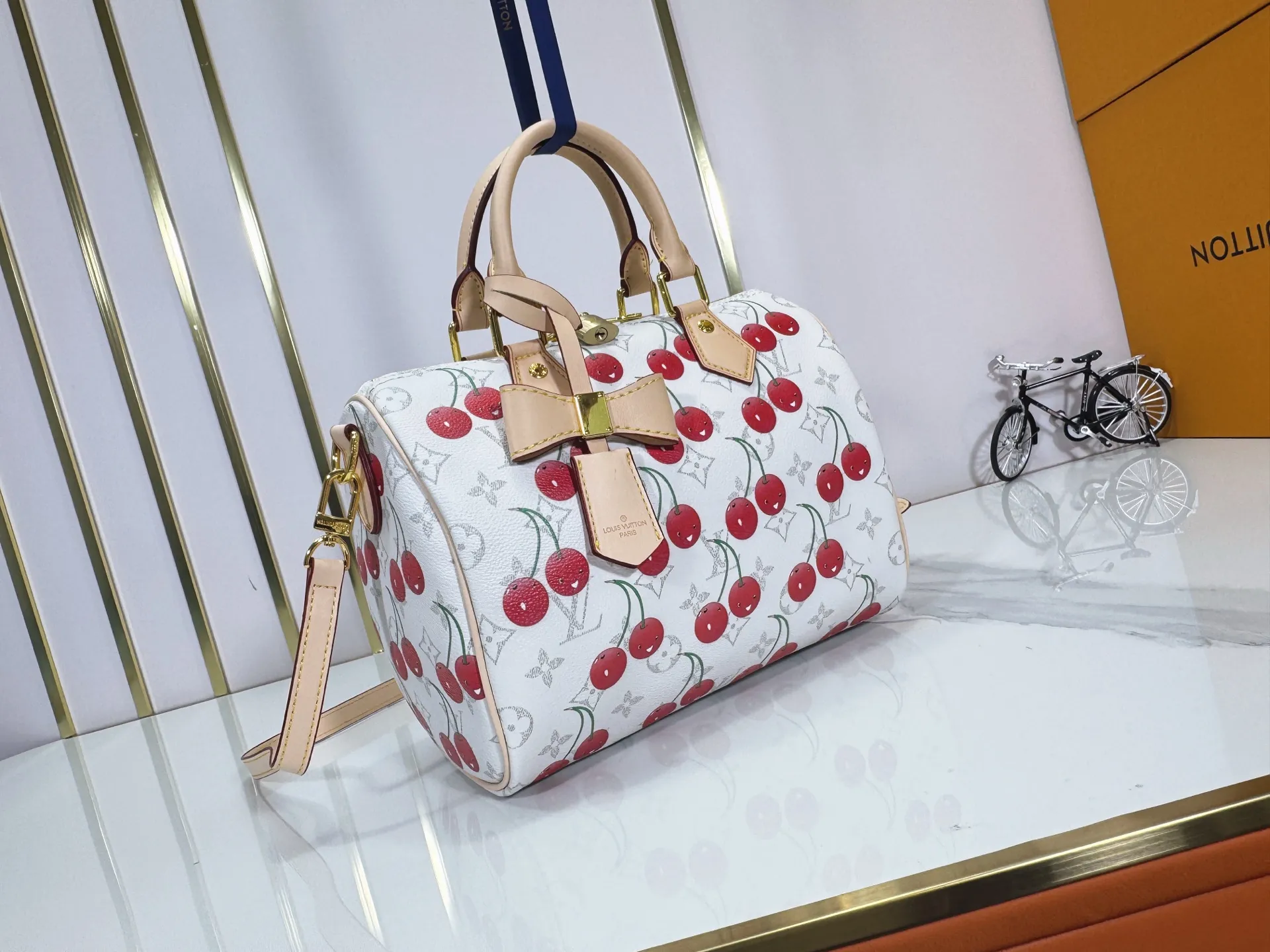 P260 Upgraded original M17088 white flower cherry M13805-M13085-M13257 M13806 40391 40390lv Murakami Takashi co-branded NANOSPEEDY handbag This Nano Speedy handbag combines Monogram canvas and cow leather trim printing, with 33 colorful interpretations of white tricolor and black tricolor. The twelve pieces are popular around the world and are loved by celebrities and celebrities. Dimensions: 25.0 x 19.0 x 15.0 cm