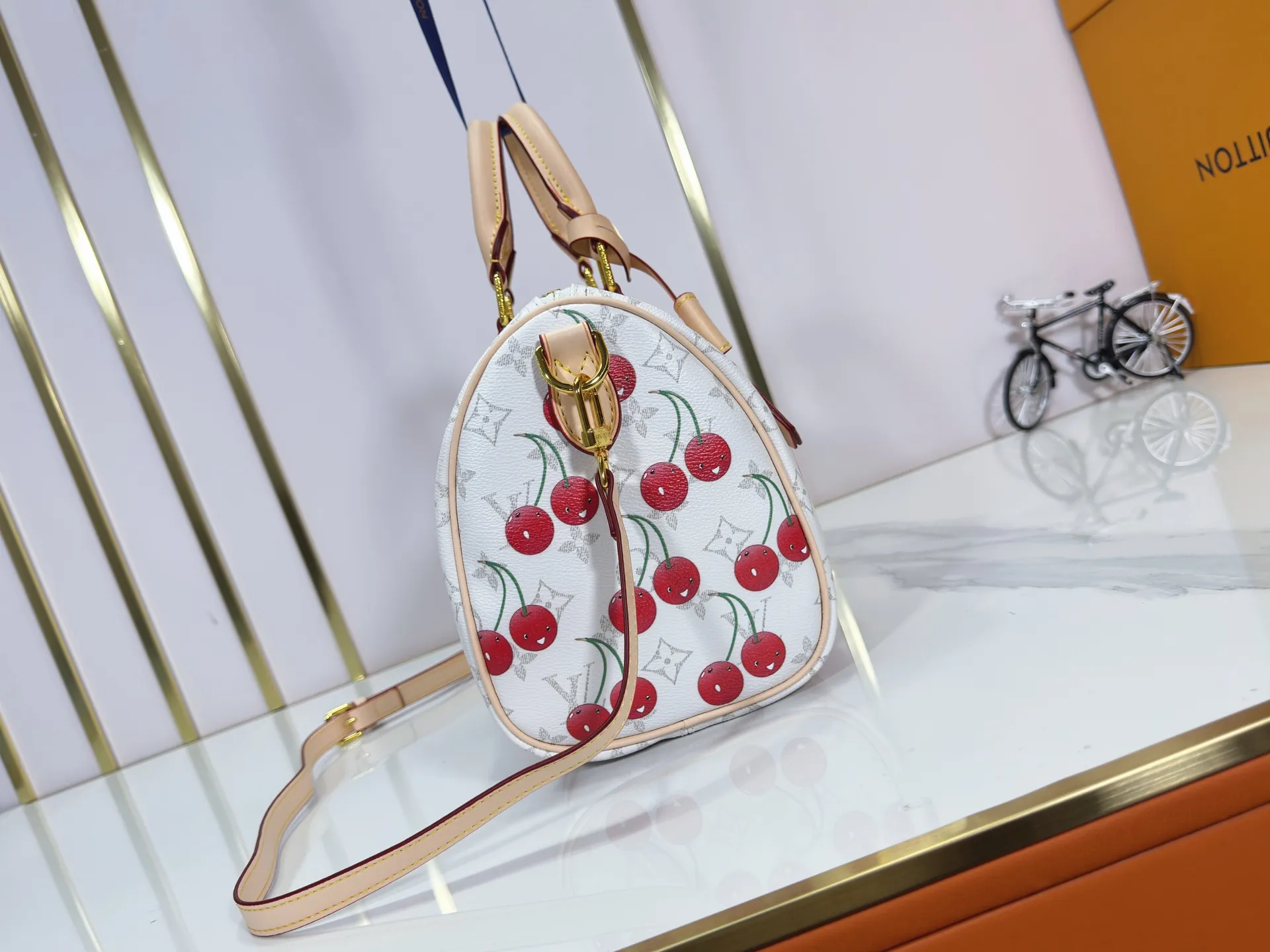 P260 Upgraded original M17088 white flower cherry M13805-M13085-M13257 M13806 40391 40390lv Murakami Takashi co-branded NANOSPEEDY handbag This Nano Speedy handbag combines Monogram canvas and cow leather trim printing, with 33 colorful interpretations of white tricolor and black tricolor. The twelve pieces are popular around the world and are loved by celebrities and celebrities. Dimensions: 25.0 x 19.0 x 15.0 cm
