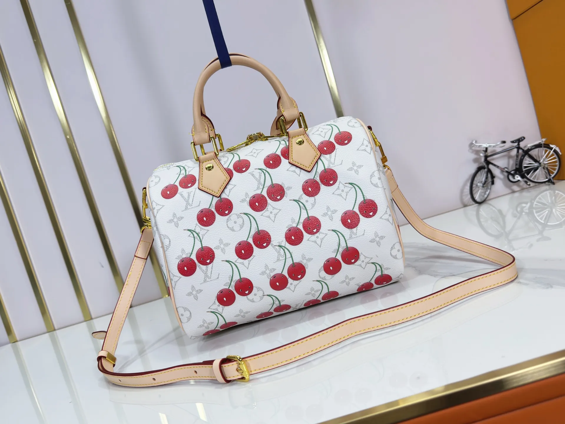 P260 Upgraded original M17088 white flower cherry M13805-M13085-M13257 M13806 40391 40390lv Murakami Takashi co-branded NANOSPEEDY handbag This Nano Speedy handbag combines Monogram canvas and cow leather trim printing, with 33 colorful interpretations of white tricolor and black tricolor. The twelve pieces are popular around the world and are loved by celebrities and celebrities. Dimensions: 25.0 x 19.0 x 15.0 cm