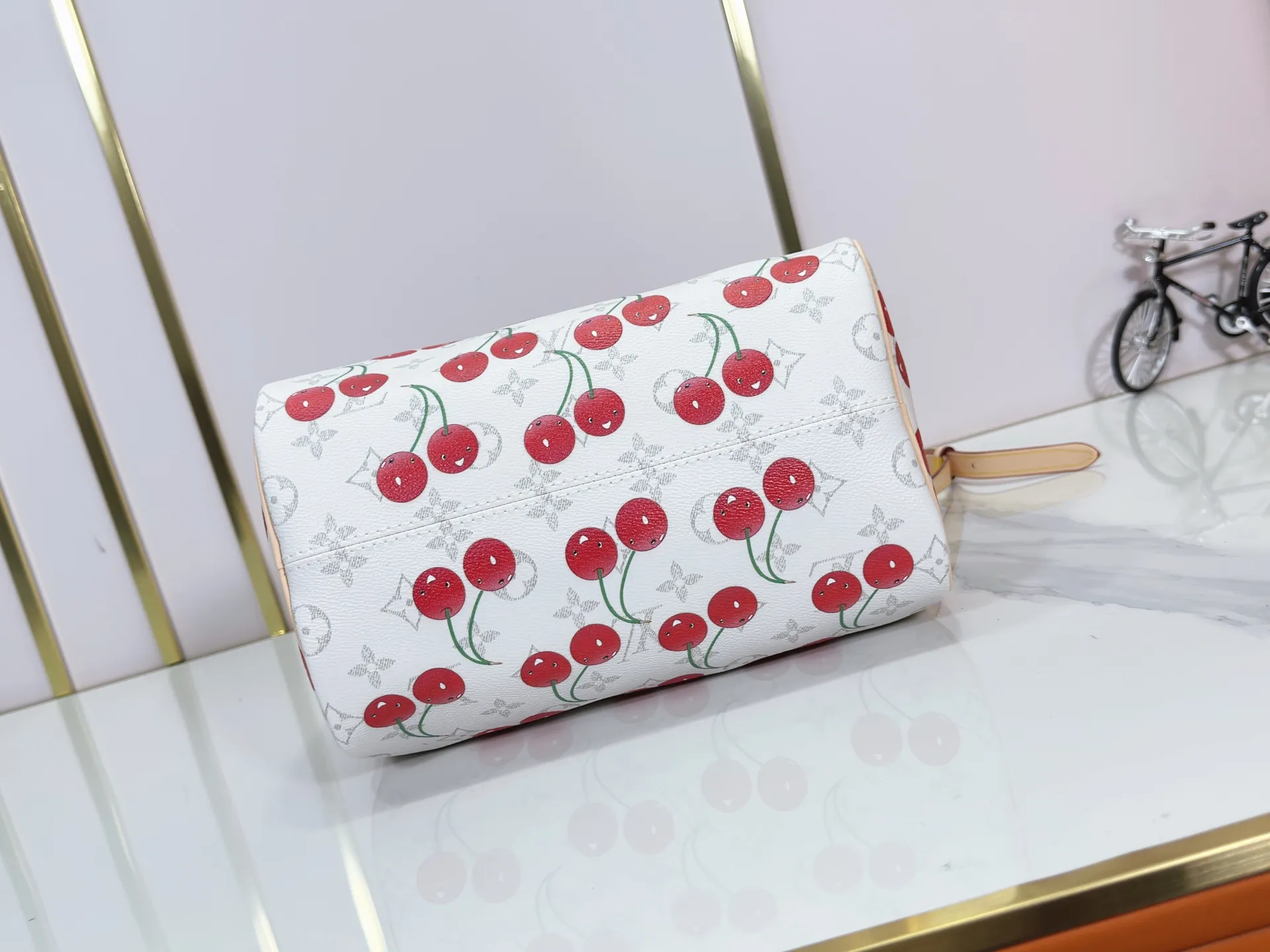P260 Upgraded original M17088 white flower cherry M13805-M13085-M13257 M13806 40391 40390lv Murakami Takashi co-branded NANOSPEEDY handbag This Nano Speedy handbag combines Monogram canvas and cow leather trim printing, with 33 colorful interpretations of white tricolor and black tricolor. The twelve pieces are popular around the world and are loved by celebrities and celebrities. Dimensions: 25.0 x 19.0 x 15.0 cm