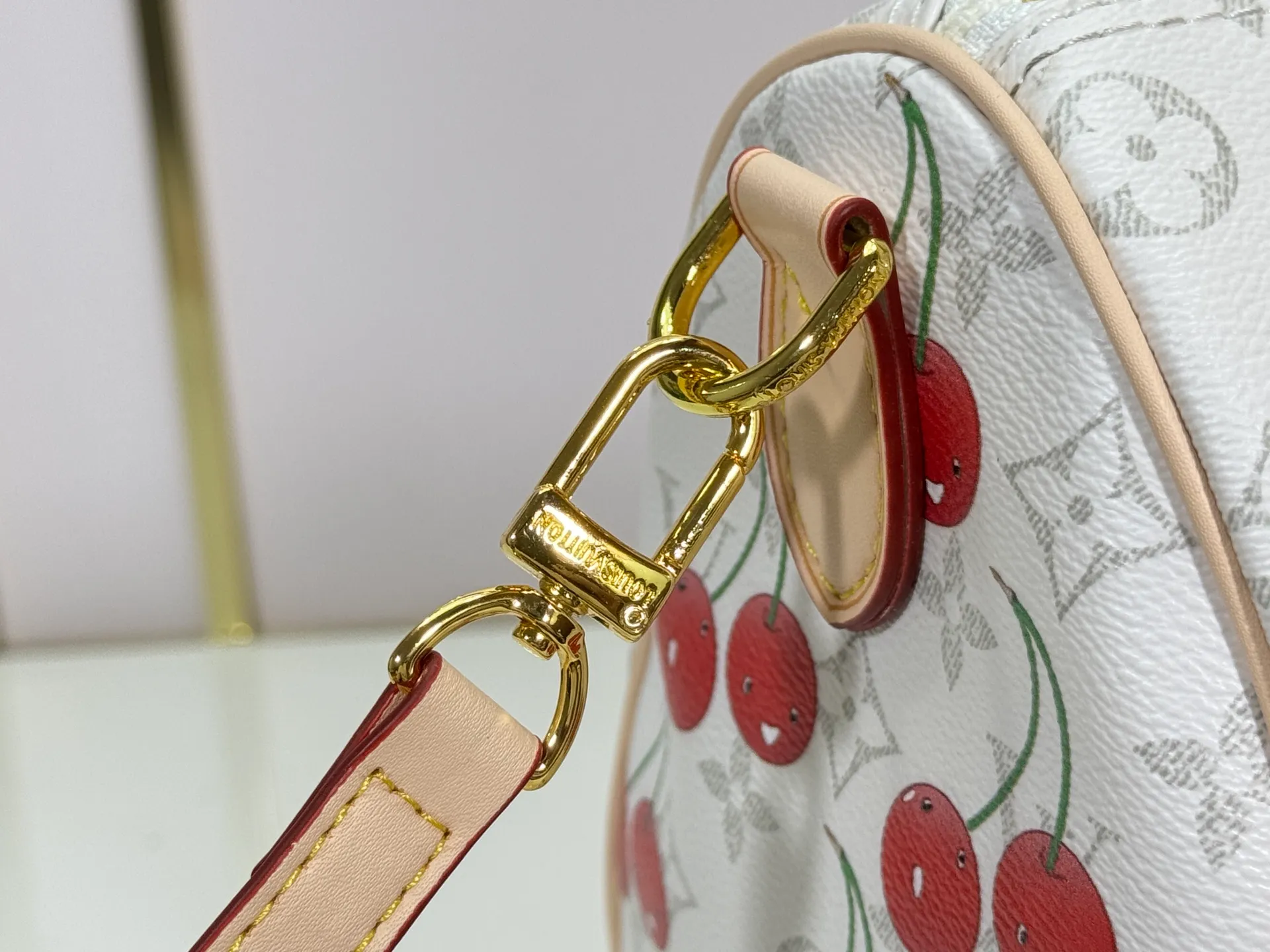P260 Upgraded original M17088 white flower cherry M13805-M13085-M13257 M13806 40391 40390lv Murakami Takashi co-branded NANOSPEEDY handbag This Nano Speedy handbag combines Monogram canvas and cow leather trim printing, with 33 colorful interpretations of white tricolor and black tricolor. The twelve pieces are popular around the world and are loved by celebrities and celebrities. Dimensions: 25.0 x 19.0 x 15.0 cm