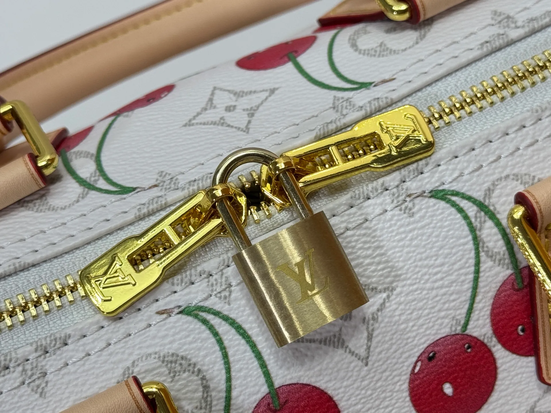 P260 Upgraded original M17088 white flower cherry M13805-M13085-M13257 M13806 40391 40390lv Murakami Takashi co-branded NANOSPEEDY handbag This Nano Speedy handbag combines Monogram canvas and cow leather trim printing, with 33 colorful interpretations of white tricolor and black tricolor. The twelve pieces are popular around the world and are loved by celebrities and celebrities. Dimensions: 25.0 x 19.0 x 15.0 cm