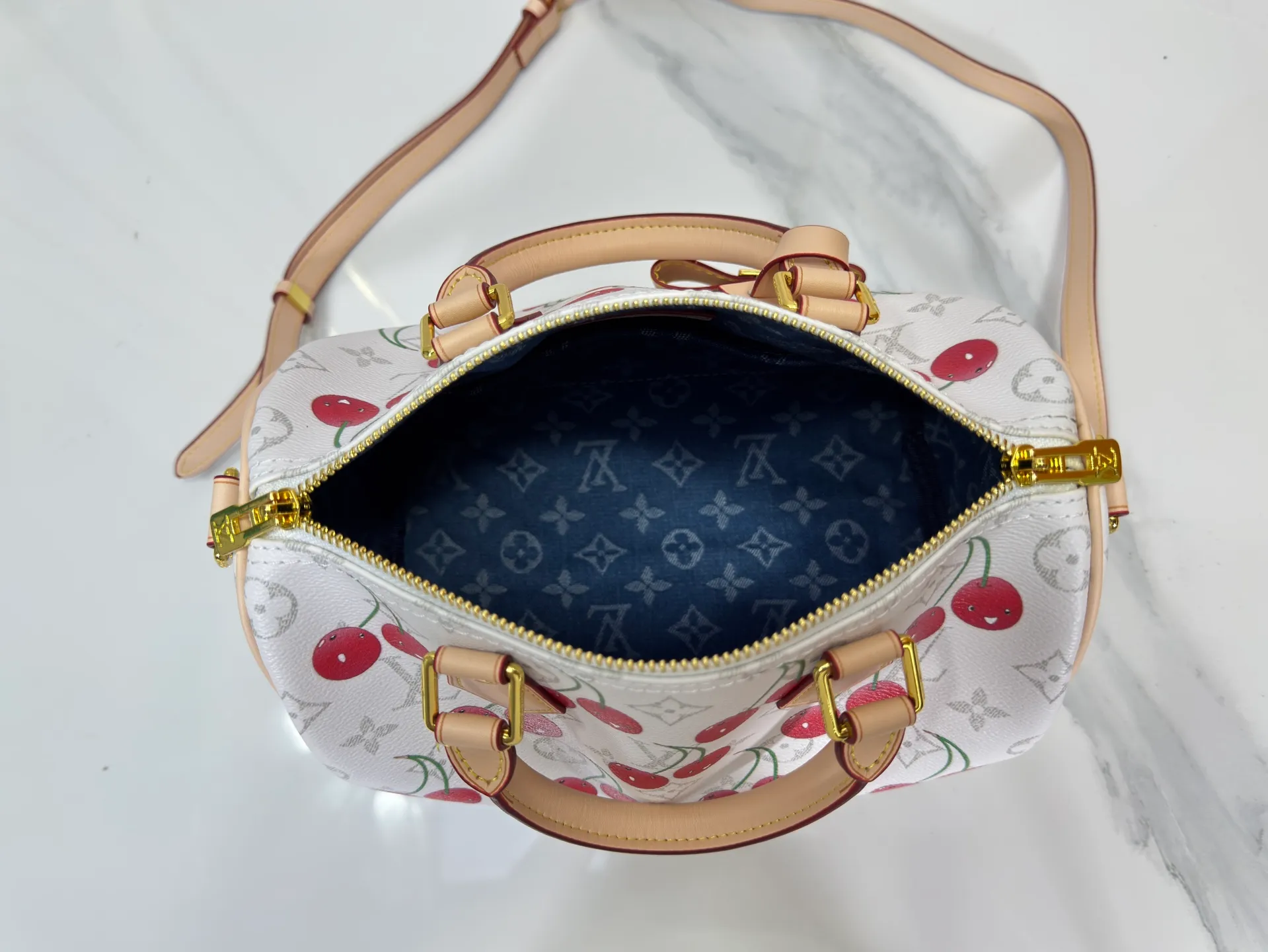 P260 Upgraded original M17088 white flower cherry M13805-M13085-M13257 M13806 40391 40390lv Murakami Takashi co-branded NANOSPEEDY handbag This Nano Speedy handbag combines Monogram canvas and cow leather trim printing, with 33 colorful interpretations of white tricolor and black tricolor. The twelve pieces are popular around the world and are loved by celebrities and celebrities. Dimensions: 25.0 x 19.0 x 15.0 cm