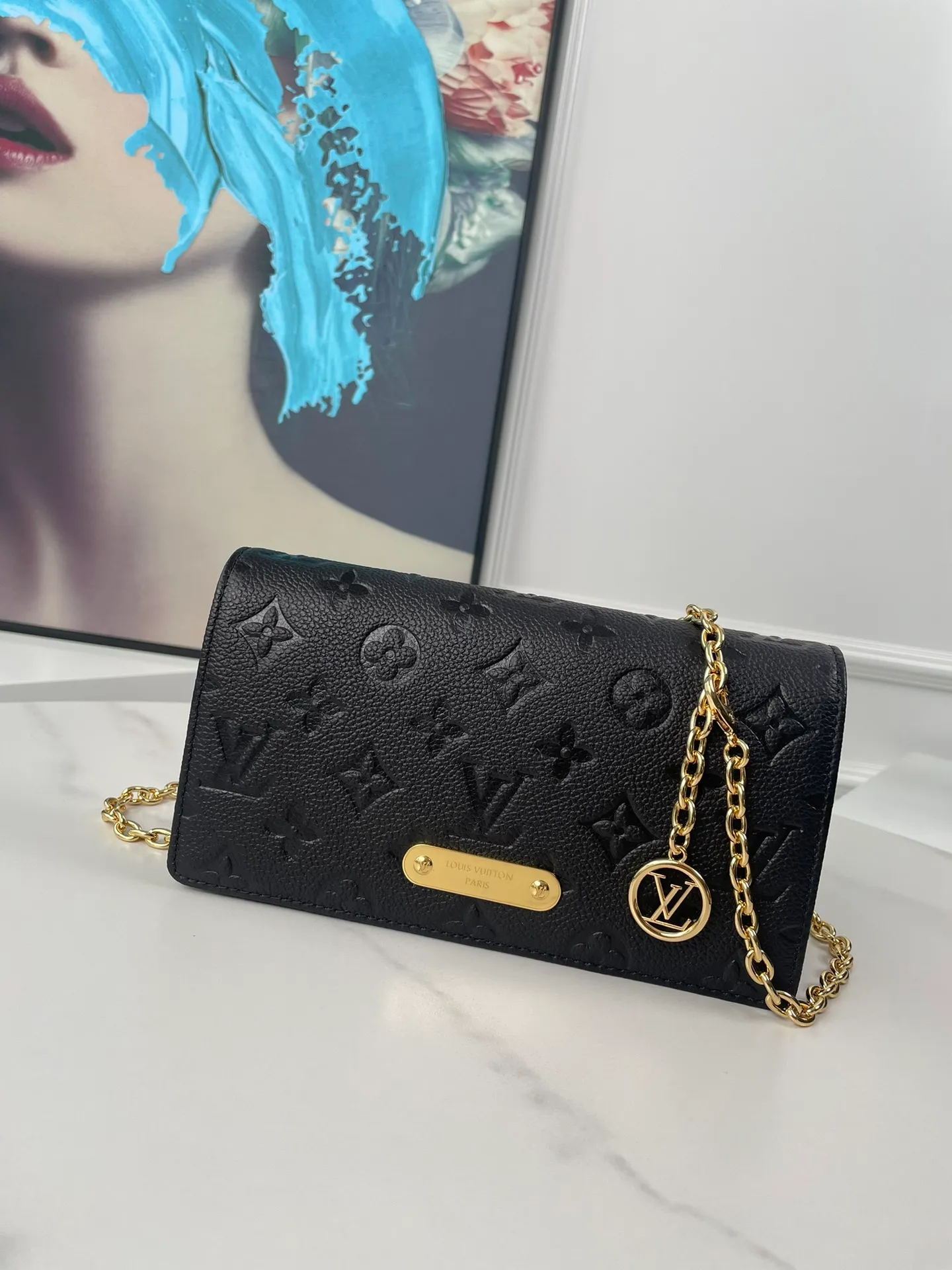P540 chip version🇫🇷Overseas original single M82509 black embossed exclusive real shot! The Lily Wallet On Chain bag is made of grained Monogram Empreinte leather with the brand's Monogram pattern embossed on it. Cut into a square shape, the flap is embellished with studs and a Louis Vuitton logo plaque. It has ample space to easily store all your day and night needs, and the LV Circle logo is embellished with a detachable and adjustable chain, allowing for a variety of carrying methods. Size: 20.7×10.2×3.5cm