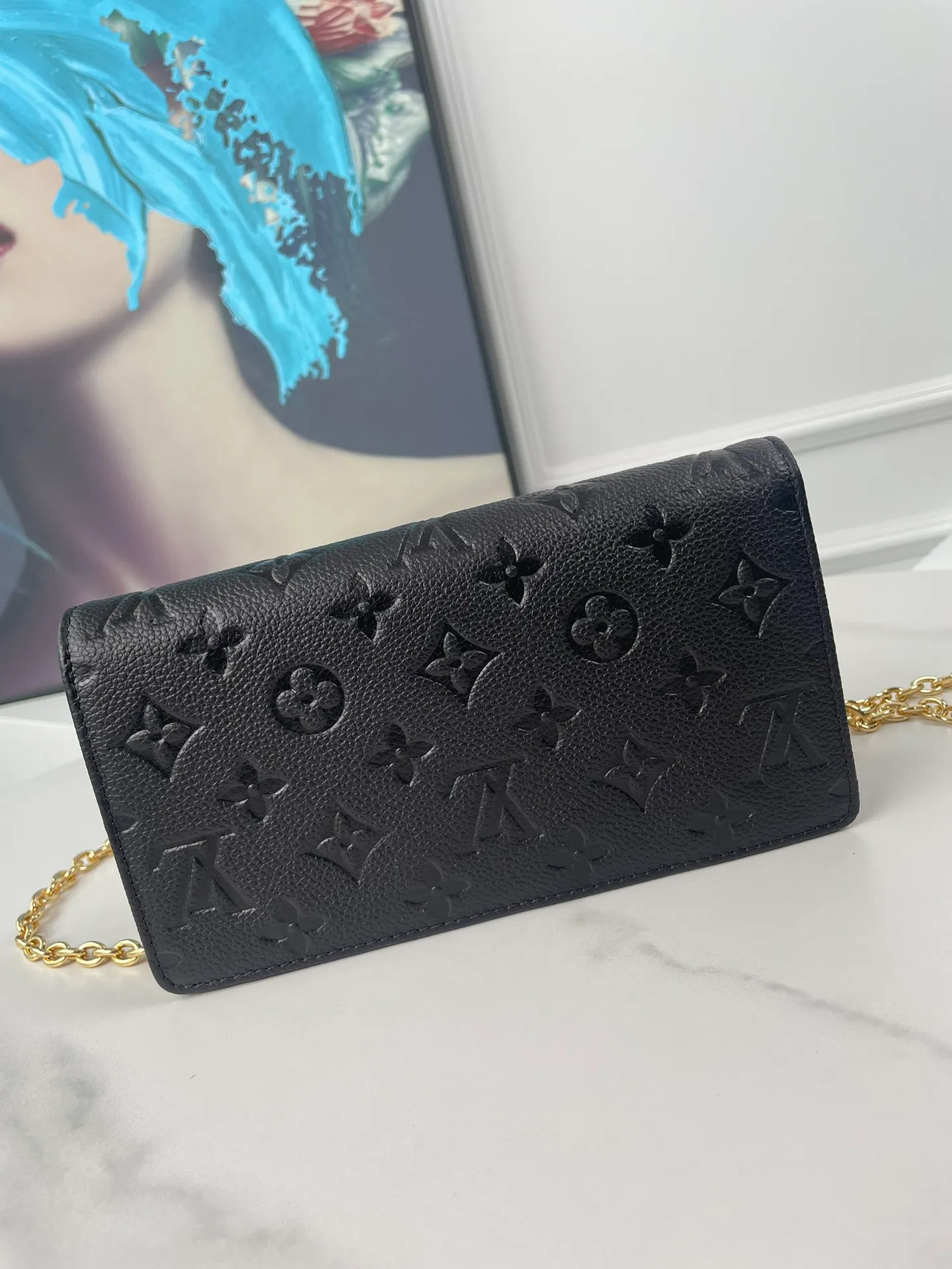 P540 chip version🇫🇷Overseas original single M82509 black embossed exclusive real shot! The Lily Wallet On Chain bag is made of grained Monogram Empreinte leather with the brand's Monogram pattern embossed on it. Cut into a square shape, the flap is embellished with studs and a Louis Vuitton logo plaque. It has ample space to easily store all your day and night needs, and the LV Circle logo is embellished with a detachable and adjustable chain, allowing for a variety of carrying methods. Size: 20.7×10.2×3.5cm