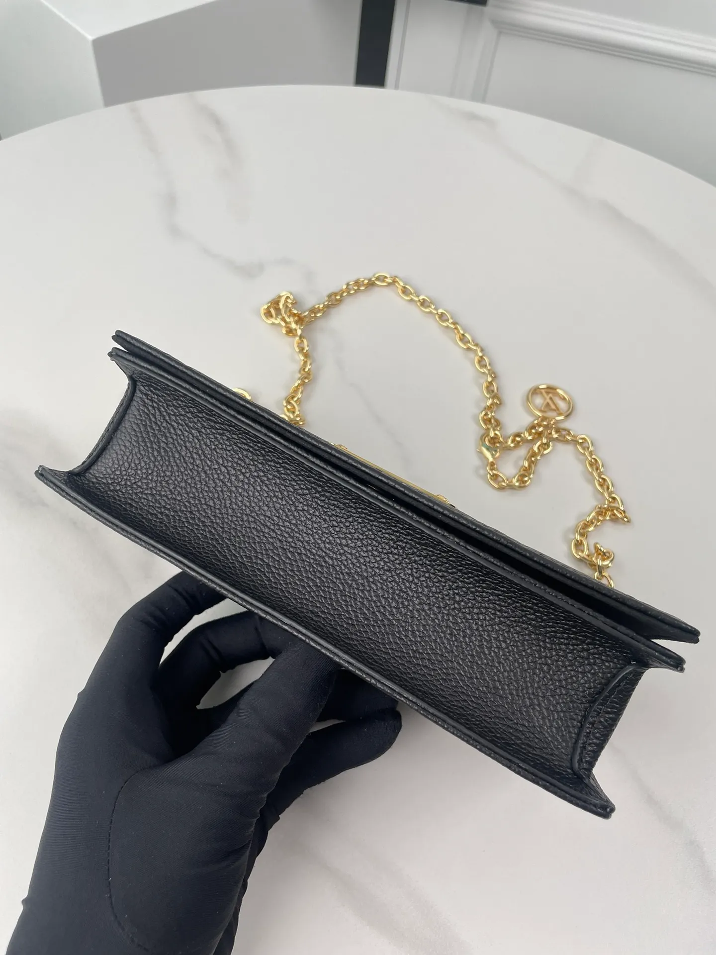 P540 chip version🇫🇷Overseas original single M82509 black embossed exclusive real shot! The Lily Wallet On Chain bag is made of grained Monogram Empreinte leather with the brand's Monogram pattern embossed on it. Cut into a square shape, the flap is embellished with studs and a Louis Vuitton logo plaque. It has ample space to easily store all your day and night needs, and the LV Circle logo is embellished with a detachable and adjustable chain, allowing for a variety of carrying methods. Size: 20.7×10.2×3.5cm