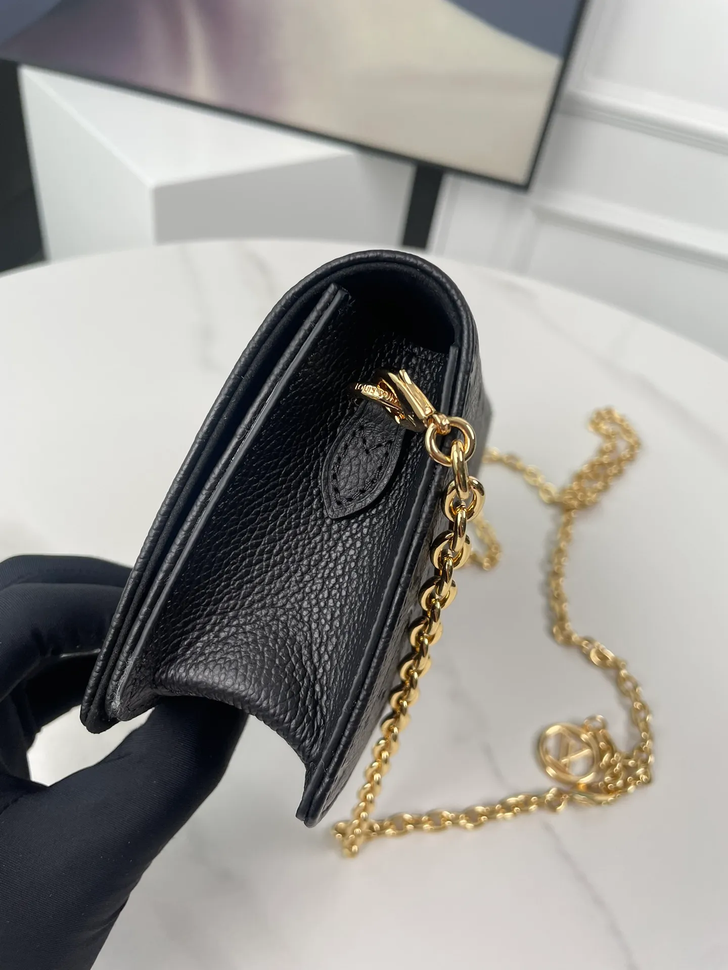P540 chip version🇫🇷Overseas original single M82509 black embossed exclusive real shot! The Lily Wallet On Chain bag is made of grained Monogram Empreinte leather with the brand's Monogram pattern embossed on it. Cut into a square shape, the flap is embellished with studs and a Louis Vuitton logo plaque. It has ample space to easily store all your day and night needs, and the LV Circle logo is embellished with a detachable and adjustable chain, allowing for a variety of carrying methods. Size: 20.7×10.2×3.5cm