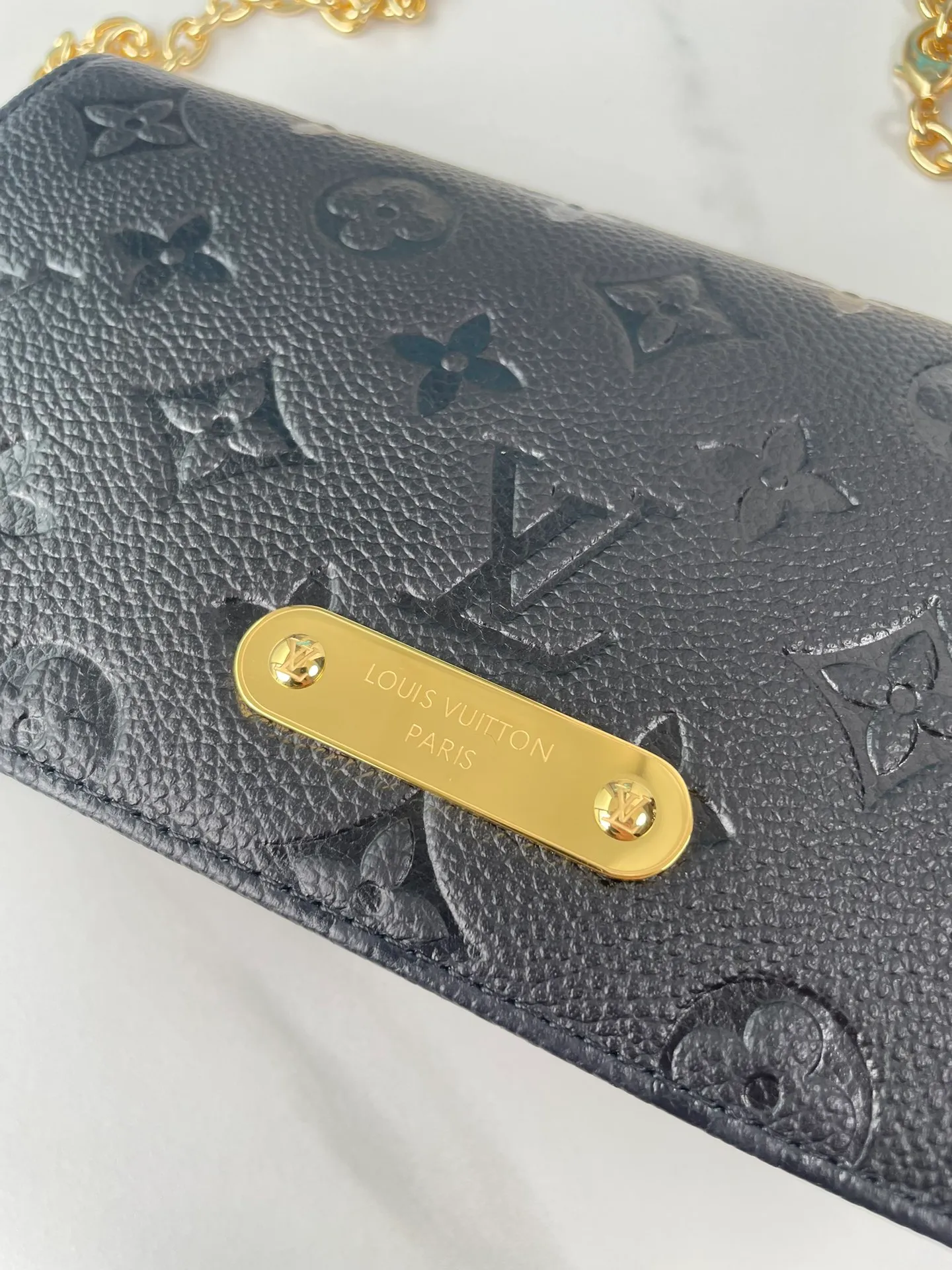 P540 chip version🇫🇷Overseas original single M82509 black embossed exclusive real shot! The Lily Wallet On Chain bag is made of grained Monogram Empreinte leather with the brand's Monogram pattern embossed on it. Cut into a square shape, the flap is embellished with studs and a Louis Vuitton logo plaque. It has ample space to easily store all your day and night needs, and the LV Circle logo is embellished with a detachable and adjustable chain, allowing for a variety of carrying methods. Size: 20.7×10.2×3.5cm