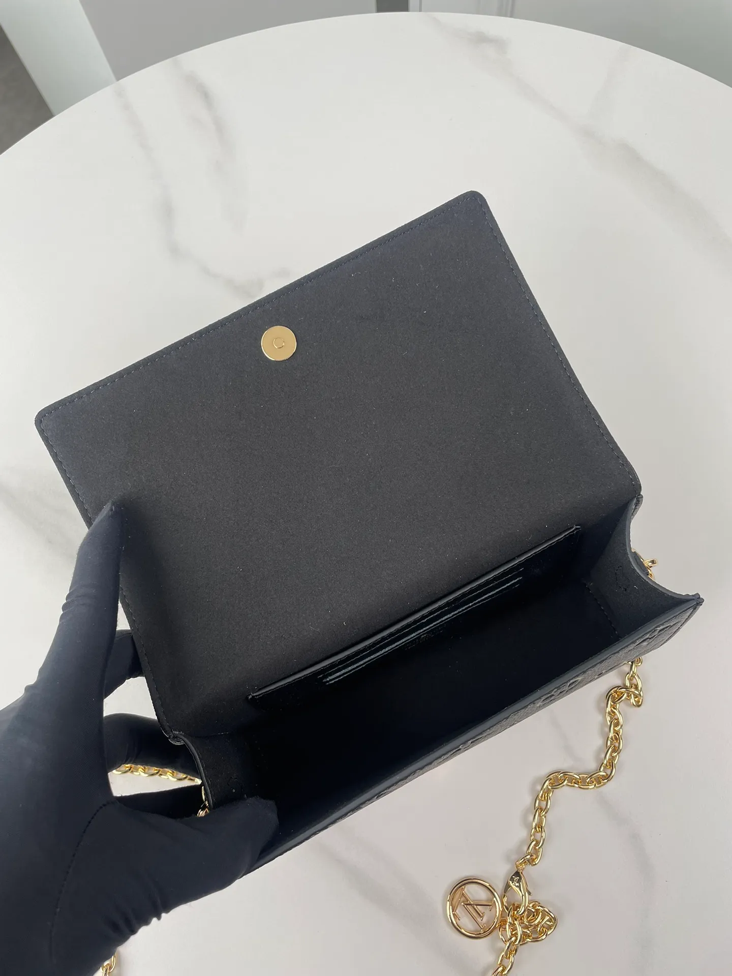P540 chip version🇫🇷Overseas original single M82509 black embossed exclusive real shot! The Lily Wallet On Chain bag is made of grained Monogram Empreinte leather with the brand's Monogram pattern embossed on it. Cut into a square shape, the flap is embellished with studs and a Louis Vuitton logo plaque. It has ample space to easily store all your day and night needs, and the LV Circle logo is embellished with a detachable and adjustable chain, allowing for a variety of carrying methods. Size: 20.7×10.2×3.5cm