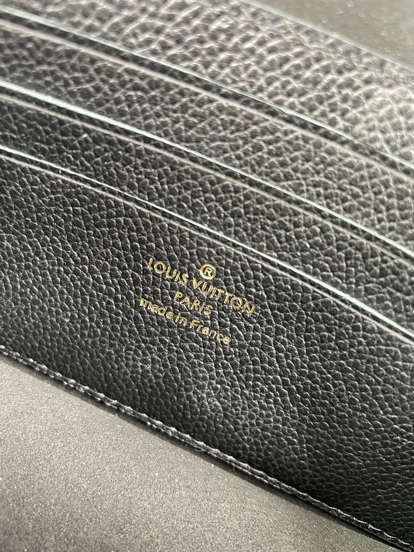 P540 chip version🇫🇷Overseas original single M82509 black embossed exclusive real shot! The Lily Wallet On Chain bag is made of grained Monogram Empreinte leather with the brand's Monogram pattern embossed on it. Cut into a square shape, the flap is embellished with studs and a Louis Vuitton logo plaque. It has ample space to easily store all your day and night needs, and the LV Circle logo is embellished with a detachable and adjustable chain, allowing for a variety of carrying methods. Size: 20.7×10.2×3.5cm