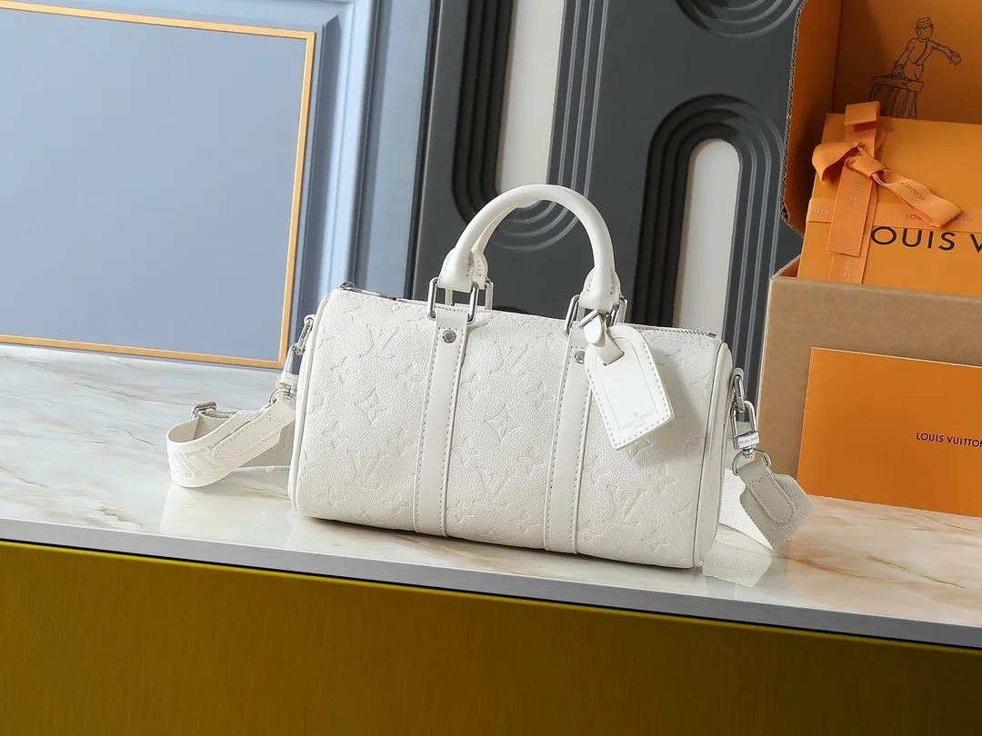 💰220💰Upgraded from the original M26055 M24434 M46271. This Keepall 25 handbag is made of Monogram Eclipse Reverse canvas, showing an elegant reinterpretation of Louis Vuitton's classic pattern. Reinforced straps and leather name tags are signature elements of the Keepall collection, while a zipper closure keeps personal items safe and secure. Dimensions: 25.0 x 15.0 x 11.0 cm (length x height x width)