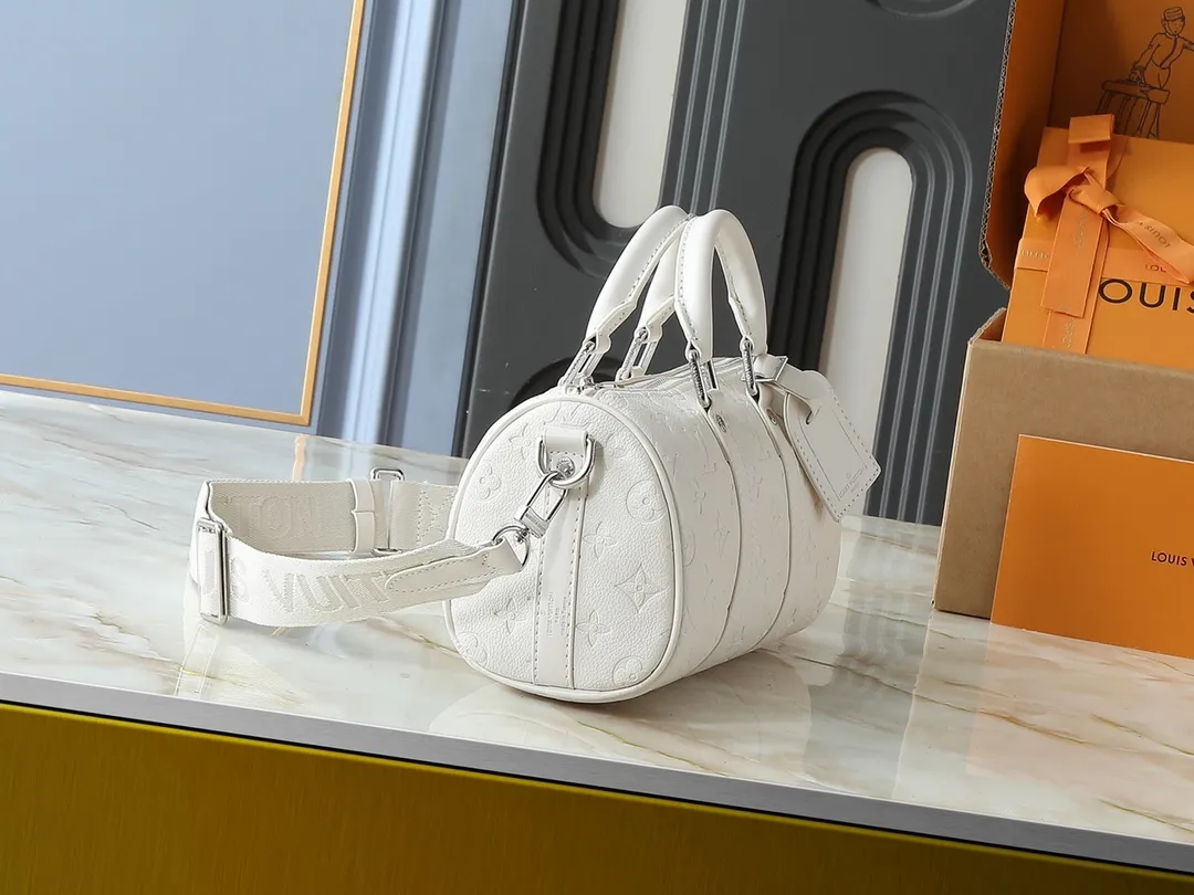 💰220💰Upgraded from the original M26055 M24434 M46271. This Keepall 25 handbag is made of Monogram Eclipse Reverse canvas, showing an elegant reinterpretation of Louis Vuitton's classic pattern. Reinforced straps and leather name tags are signature elements of the Keepall collection, while a zipper closure keeps personal items safe and secure. Dimensions: 25.0 x 15.0 x 11.0 cm (length x height x width)