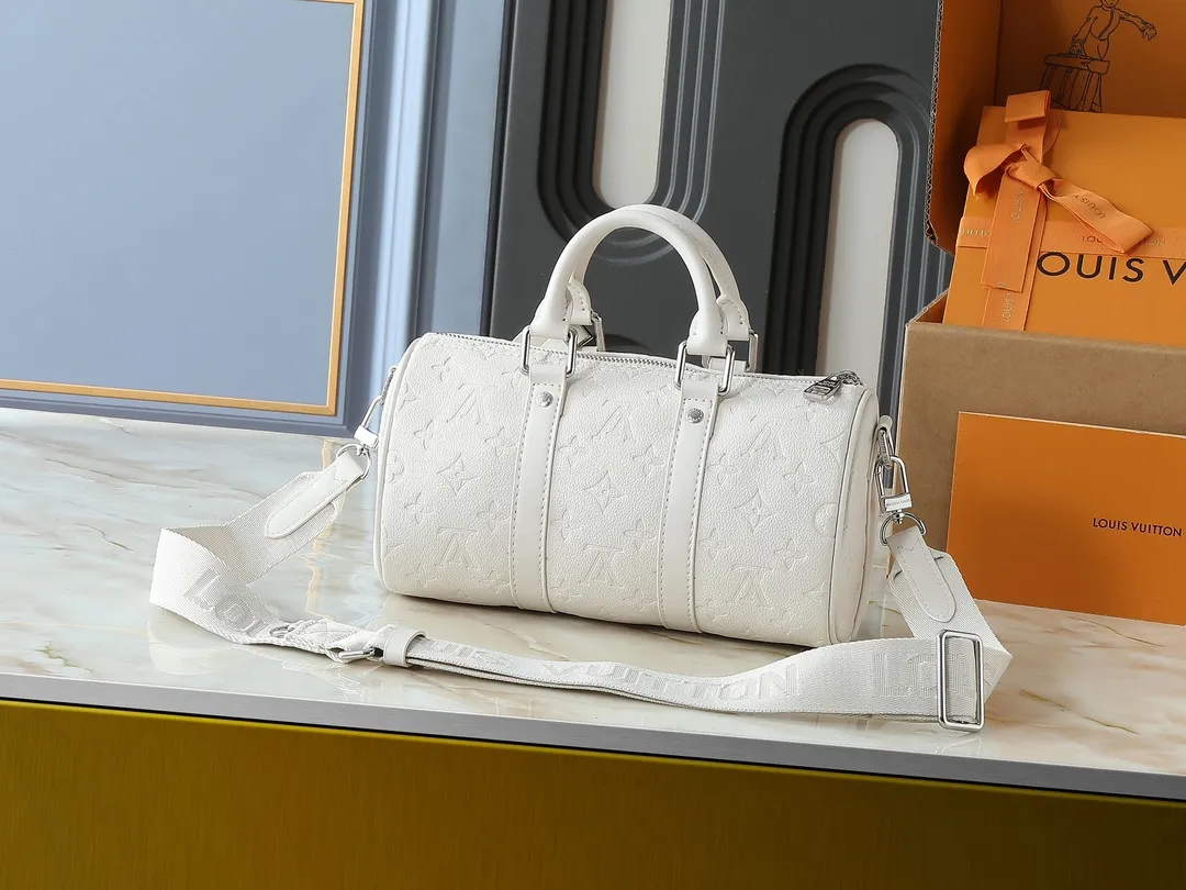 💰220💰Upgraded from the original M26055 M24434 M46271. This Keepall 25 handbag is made of Monogram Eclipse Reverse canvas, showing an elegant reinterpretation of Louis Vuitton's classic pattern. Reinforced straps and leather name tags are signature elements of the Keepall collection, while a zipper closure keeps personal items safe and secure. Dimensions: 25.0 x 15.0 x 11.0 cm (length x height x width)