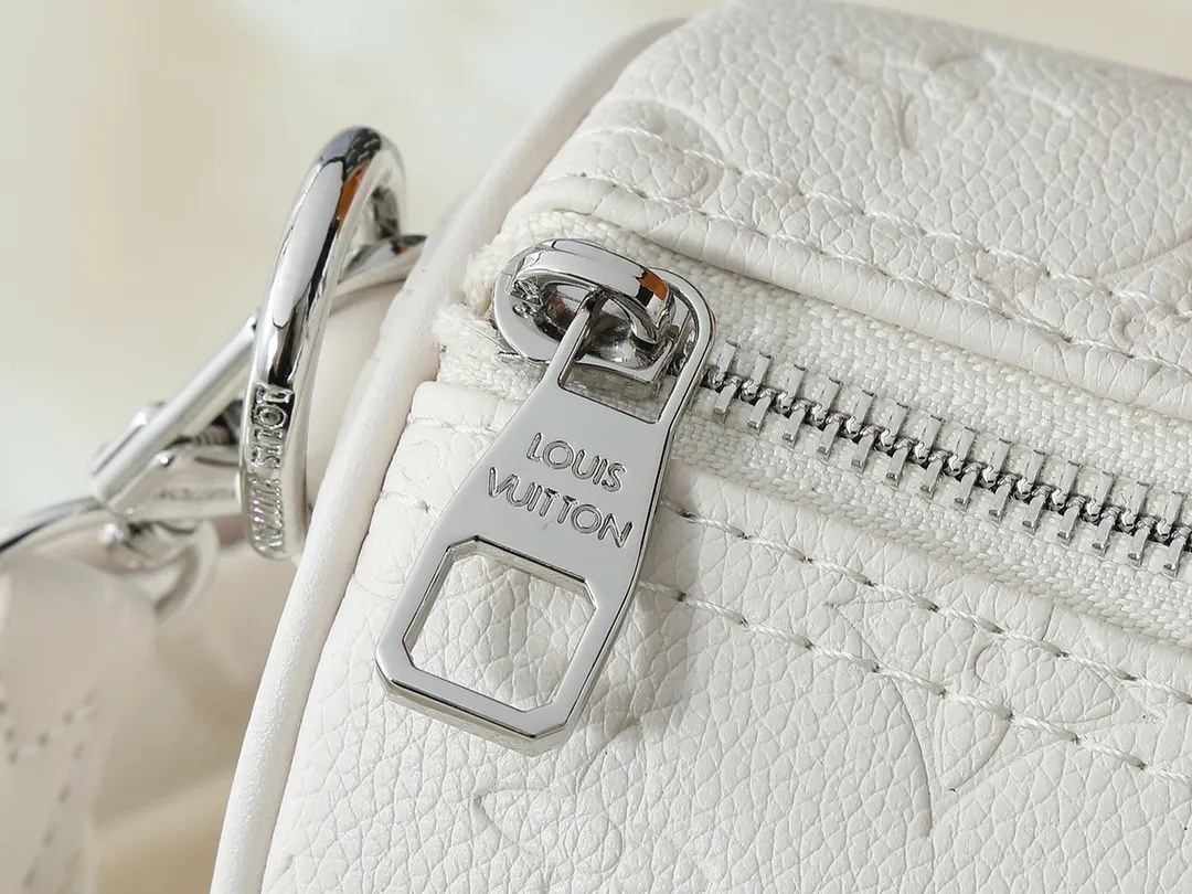 💰220💰Upgraded from the original M26055 M24434 M46271. This Keepall 25 handbag is made of Monogram Eclipse Reverse canvas, showing an elegant reinterpretation of Louis Vuitton's classic pattern. Reinforced straps and leather name tags are signature elements of the Keepall collection, while a zipper closure keeps personal items safe and secure. Dimensions: 25.0 x 15.0 x 11.0 cm (length x height x width)