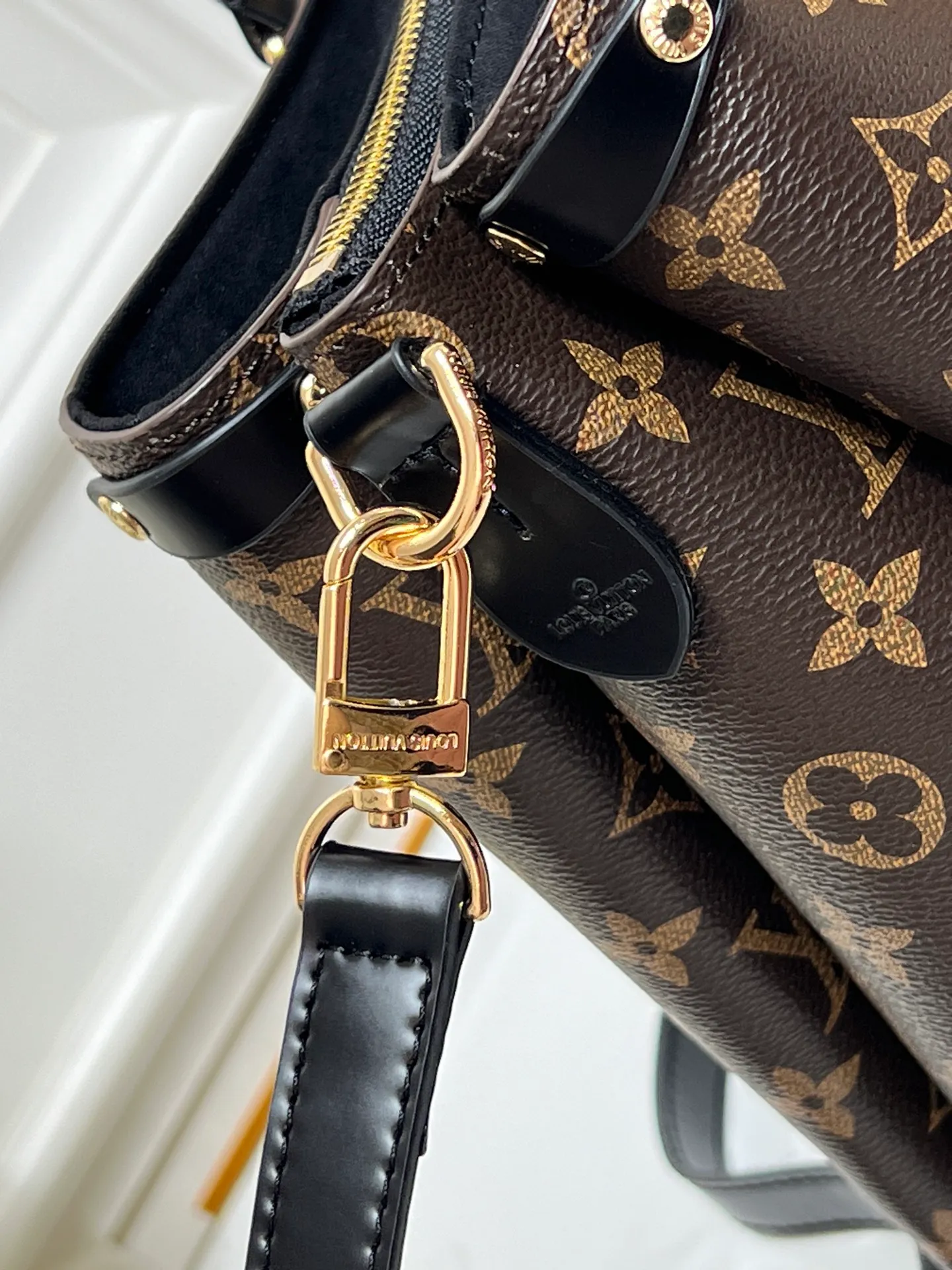 Batch 300💰Upgraded original version, new arrival OPEN HANDBAG handbag M44816 M44815 M44818 Black, bright red, presbyopia Open Handbag is made of selected Monogram canvas, decorated with classic details, including side branches and two-sided textured leather inlay, gold rivets and nails, classic leather luggage tag, top handle and detachable and adjustable length shoulder strap. Large 35x24x15, small 29.0×19.0×10.0cm