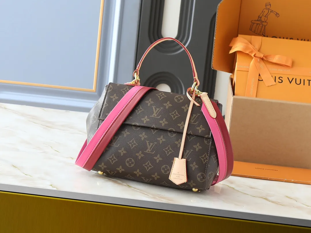 💰260💰Upgraded from the original M42738 M44863. The pure structure and silhouette of this CLUNY BB handbag will never go out of style, and the straps adopt bright colors that are popular nowadays. The Cluny bag is very practical and is the ideal business bag. The top handle can meet the different requirements of hand carry and elbow carry, and the removable shoulder strap can also meet the requirements of shoulder carrying. Magnetic clasp keeps personal finances safely stored. 28.0x 20.0x 10.0cm
