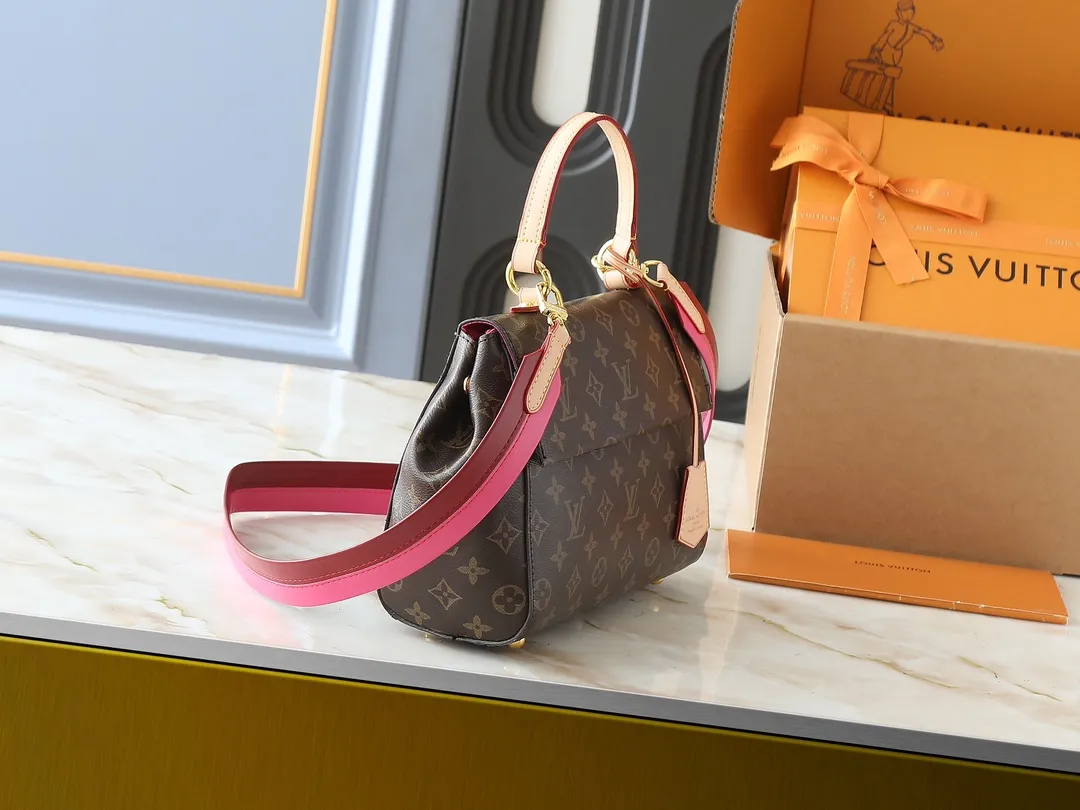 💰260💰Upgraded from the original M42738 M44863. The pure structure and silhouette of this CLUNY BB handbag will never go out of style, and the straps adopt bright colors that are popular nowadays. The Cluny bag is very practical and is the ideal business bag. The top handle can meet the different requirements of hand carry and elbow carry, and the removable shoulder strap can also meet the requirements of shoulder carrying. Magnetic clasp keeps personal finances safely stored. 28.0x 20.0x 10.0cm