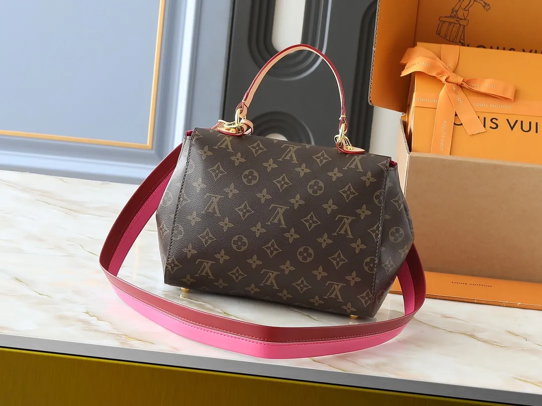 💰260💰Upgraded from the original M42738 M44863. The pure structure and silhouette of this CLUNY BB handbag will never go out of style, and the straps adopt bright colors that are popular nowadays. The Cluny bag is very practical and is the ideal business bag. The top handle can meet the different requirements of hand carry and elbow carry, and the removable shoulder strap can also meet the requirements of shoulder carrying. Magnetic clasp keeps personal finances safely stored. 28.0x 20.0x 10.0cm