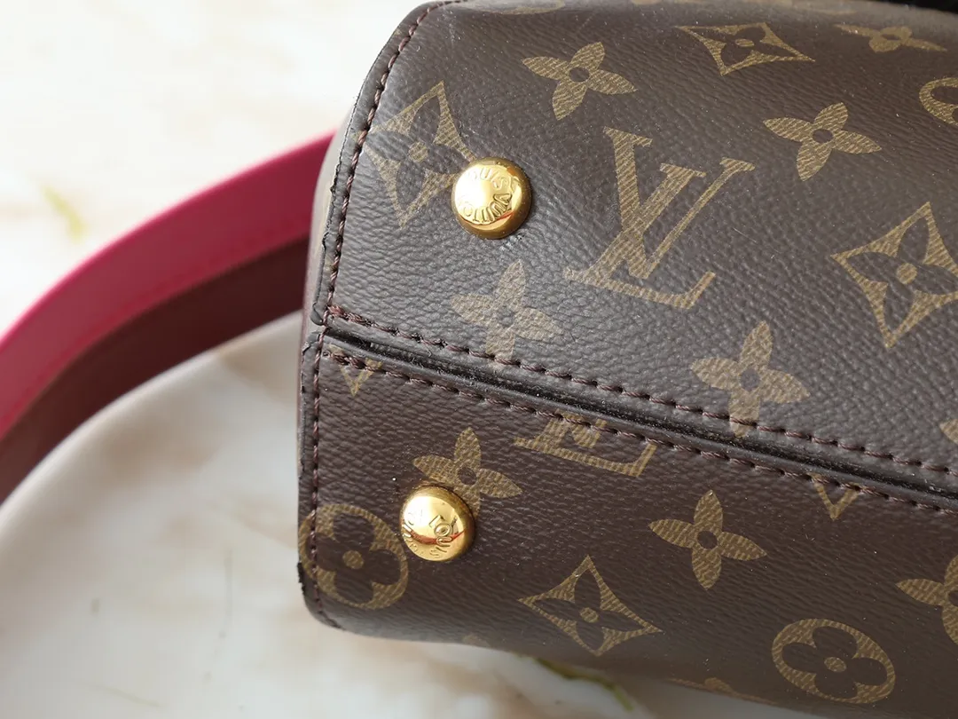 💰260💰Upgraded from the original M42738 M44863. The pure structure and silhouette of this CLUNY BB handbag will never go out of style, and the straps adopt bright colors that are popular nowadays. The Cluny bag is very practical and is the ideal business bag. The top handle can meet the different requirements of hand carry and elbow carry, and the removable shoulder strap can also meet the requirements of shoulder carrying. Magnetic clasp keeps personal finances safely stored. 28.0x 20.0x 10.0cm