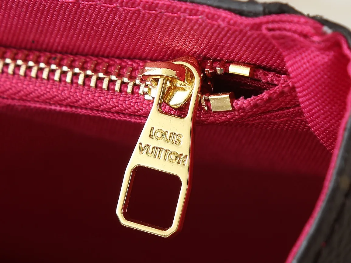 💰260💰Upgraded from the original M42738 M44863. The pure structure and silhouette of this CLUNY BB handbag will never go out of style, and the straps adopt bright colors that are popular nowadays. The Cluny bag is very practical and is the ideal business bag. The top handle can meet the different requirements of hand carry and elbow carry, and the removable shoulder strap can also meet the requirements of shoulder carrying. Magnetic clasp keeps personal finances safely stored. 28.0x 20.0x 10.0cm
