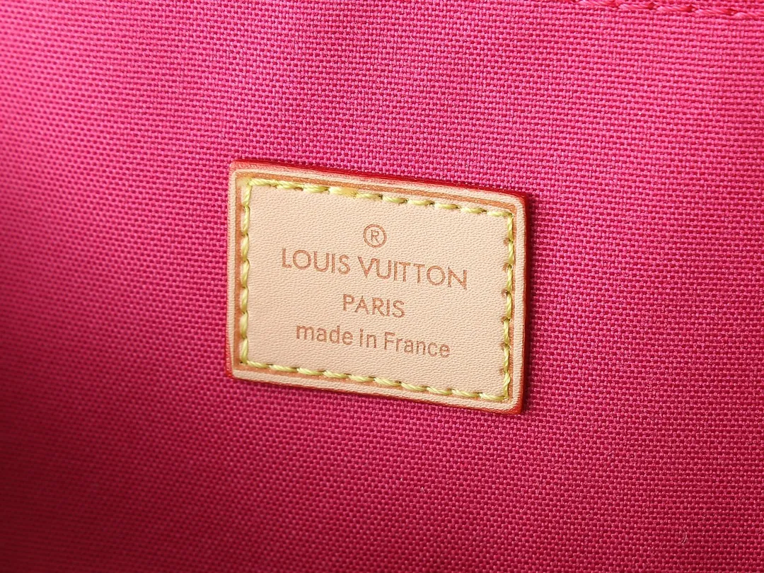 💰260💰Upgraded from the original M42738 M44863. The pure structure and silhouette of this CLUNY BB handbag will never go out of style, and the straps adopt bright colors that are popular nowadays. The Cluny bag is very practical and is the ideal business bag. The top handle can meet the different requirements of hand carry and elbow carry, and the removable shoulder strap can also meet the requirements of shoulder carrying. Magnetic clasp keeps personal finances safely stored. 28.0x 20.0x 10.0cm