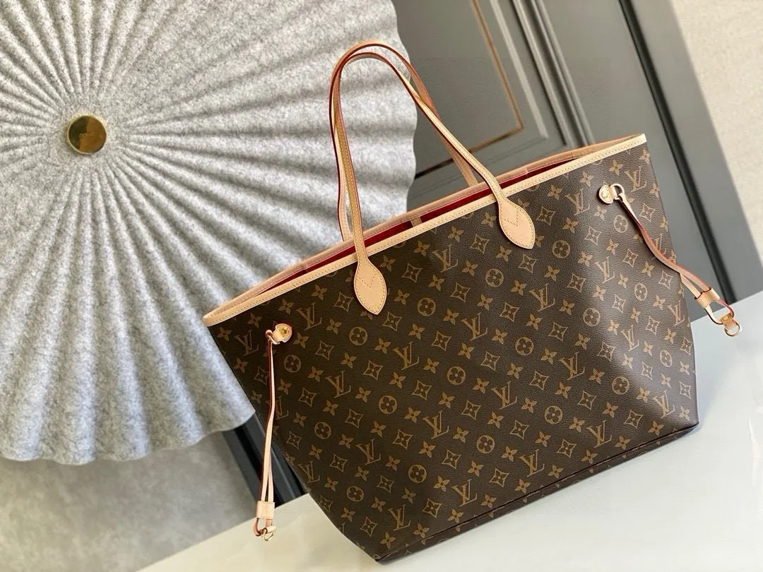 💰800 (large steel nails) top original order M40991 NEVERFULL large handbag Neverfull is a new interpretation of the classic handbag and explores the exquisite details inside the bag. Redesigned interior pockets feature fresh fabric linings and vintage details inspired by the Louis Vuitton archives, most notably the detachable zippered clutch, which can be used as a sophisticated clutch on its own or as an additional pocket. Bright lining tones add a more lively feel to Monogram's classic canvas. Detailed features 39 x 32 x 19 cm (Length x Height x Width) Redesigned interior pocket with details inspired by the Louis Vuitton archives Pockets lined with linen fabric Removable zippered clutch with tonal interior pocket Natural cowhide leather trim Shiny gold-tone hardware Handles: double handles