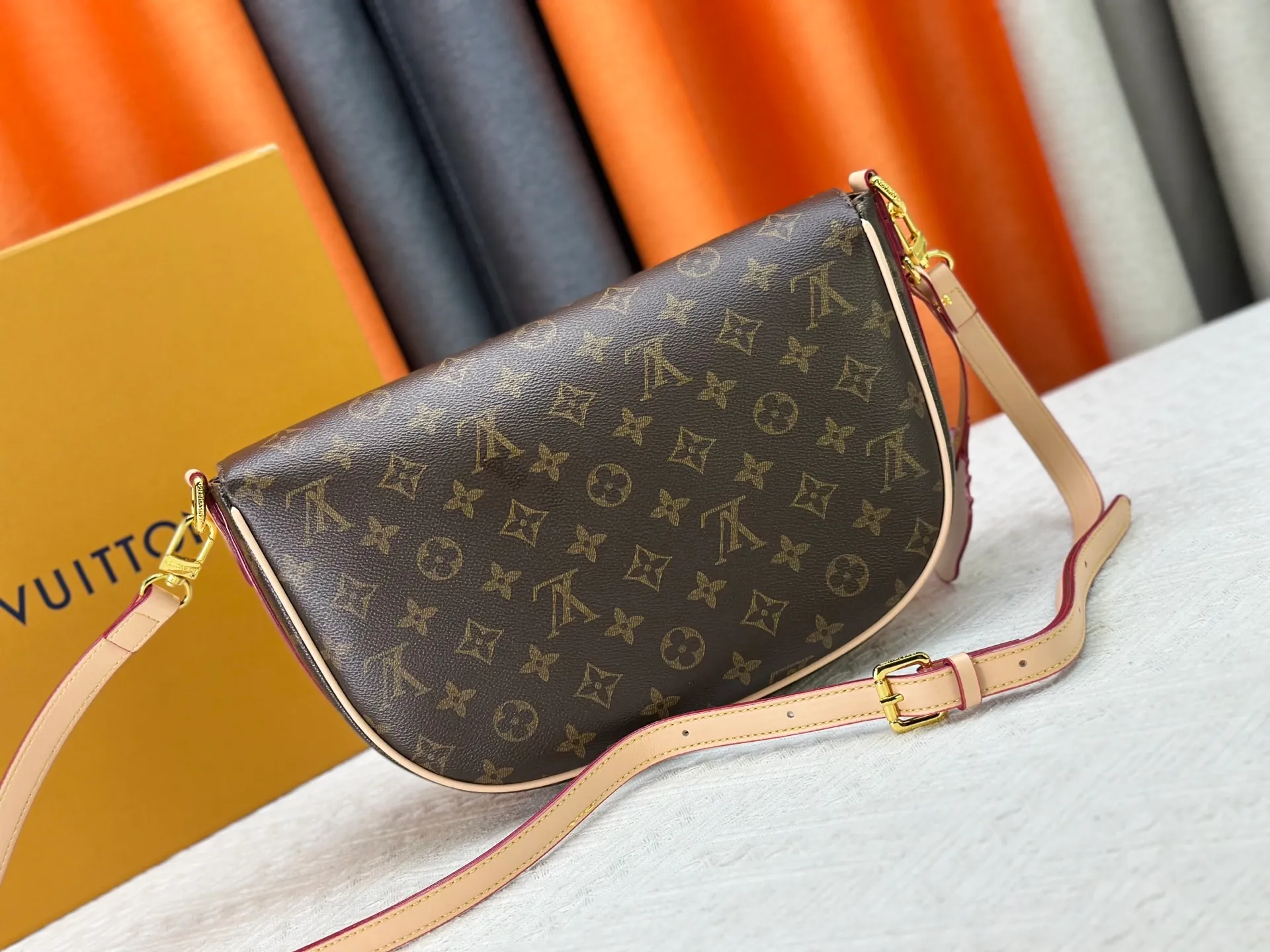 The P300 M15134 Escape handbag makes an eye-catching appearance in the LV Travels With Grace Coddington series. It is a canvas bag with a fun Meowgram pattern and a cat-shaped leather decoration hand-painted by Coddington himself. The flexible design provides a variety of carrying methods and can easily accommodate various daily needs. Dimensions: 21 x 7 x 30 cm