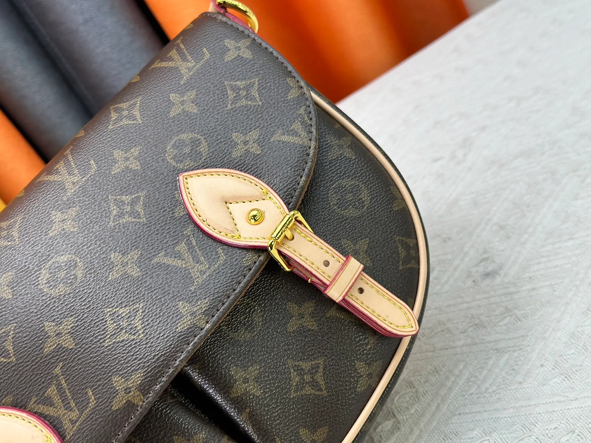 The P300 M15134 Escape handbag makes an eye-catching appearance in the LV Travels With Grace Coddington series. It is a canvas bag with a fun Meowgram pattern and a cat-shaped leather decoration hand-painted by Coddington himself. The flexible design provides a variety of carrying methods and can easily accommodate various daily needs. Dimensions: 21 x 7 x 30 cm