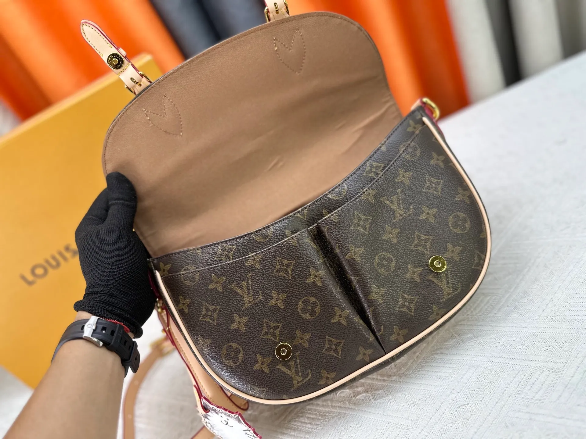 The P300 M15134 Escape handbag makes an eye-catching appearance in the LV Travels With Grace Coddington series. It is a canvas bag with a fun Meowgram pattern and a cat-shaped leather decoration hand-painted by Coddington himself. The flexible design provides a variety of carrying methods and can easily accommodate various daily needs. Dimensions: 21 x 7 x 30 cm