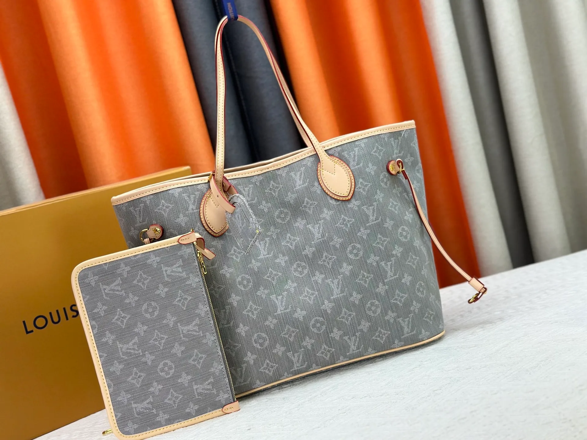 P270 Upgraded original M13192 M40995 This medium-sized Neverfull handbag is made of Monogram denim with cow leather trim. The adjustable straps on the side can flexibly tighten the silhouette, making it a classic choice for urban travel. Plenty of space can easily store a 13-inch laptop, and multiple pockets such as a detachable zipper bag complete the functionality. Dimensions: 31.0 x 28.0 x 14.0 cm (length x height x width)