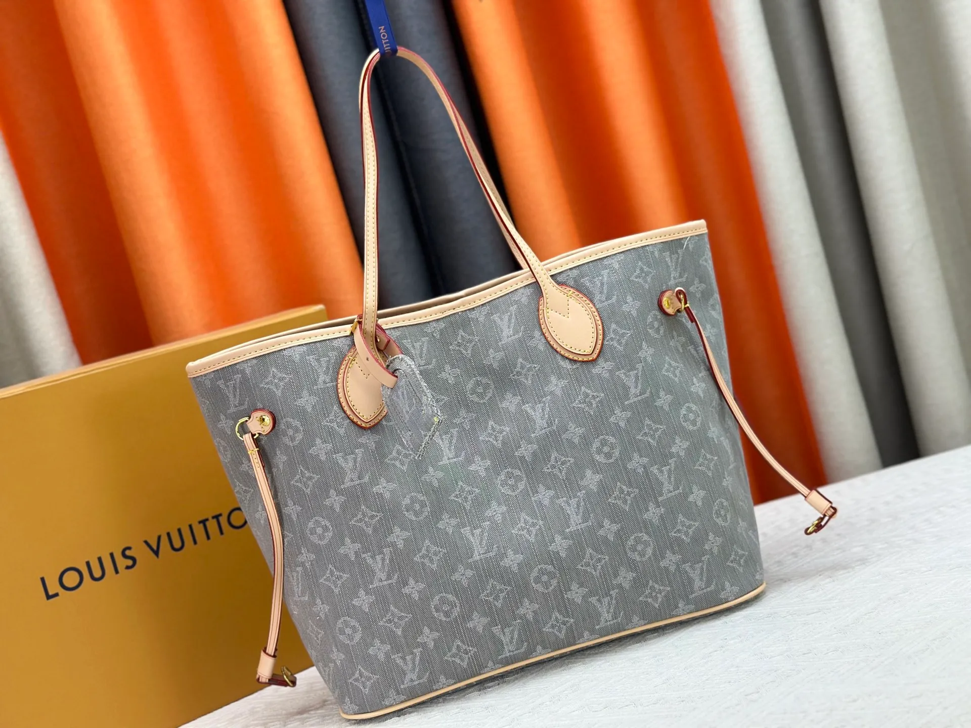 P270 Upgraded original M13192 M40995 This medium-sized Neverfull handbag is made of Monogram denim with cow leather trim. The adjustable straps on the side can flexibly tighten the silhouette, making it a classic choice for urban travel. Plenty of space can easily store a 13-inch laptop, and multiple pockets such as a detachable zipper bag complete the functionality. Dimensions: 31.0 x 28.0 x 14.0 cm (length x height x width)
