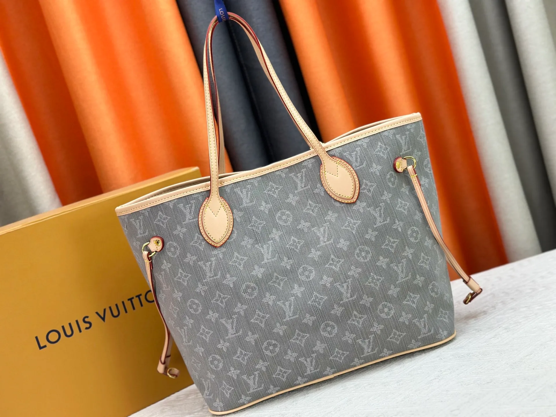 P270 Upgraded original M13192 M40995 This medium-sized Neverfull handbag is made of Monogram denim with cow leather trim. The adjustable straps on the side can flexibly tighten the silhouette, making it a classic choice for urban travel. Plenty of space can easily store a 13-inch laptop, and multiple pockets such as a detachable zipper bag complete the functionality. Dimensions: 31.0 x 28.0 x 14.0 cm (length x height x width)