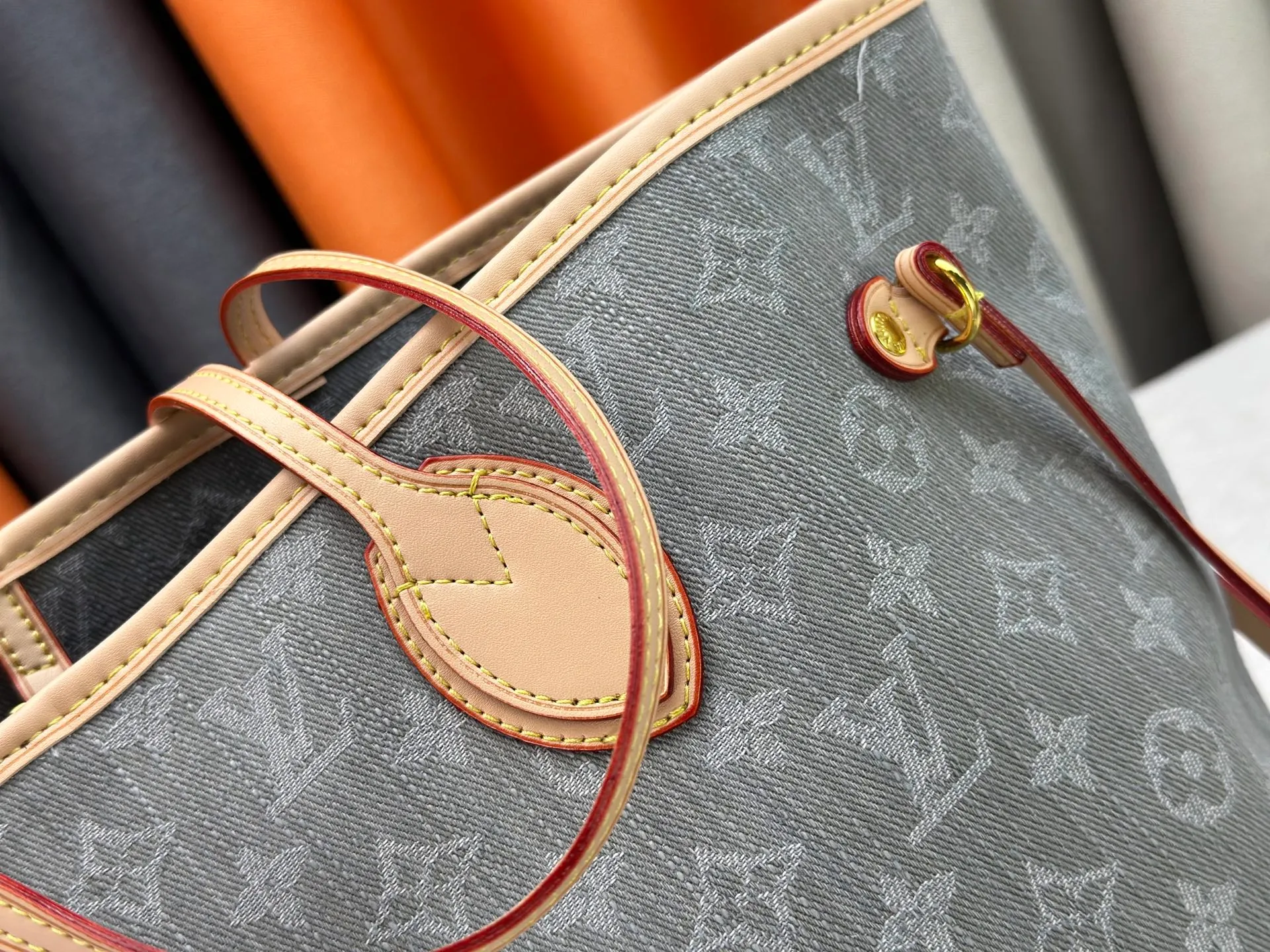 P270 Upgraded original M13192 M40995 This medium-sized Neverfull handbag is made of Monogram denim with cow leather trim. The adjustable straps on the side can flexibly tighten the silhouette, making it a classic choice for urban travel. Plenty of space can easily store a 13-inch laptop, and multiple pockets such as a detachable zipper bag complete the functionality. Dimensions: 31.0 x 28.0 x 14.0 cm (length x height x width)