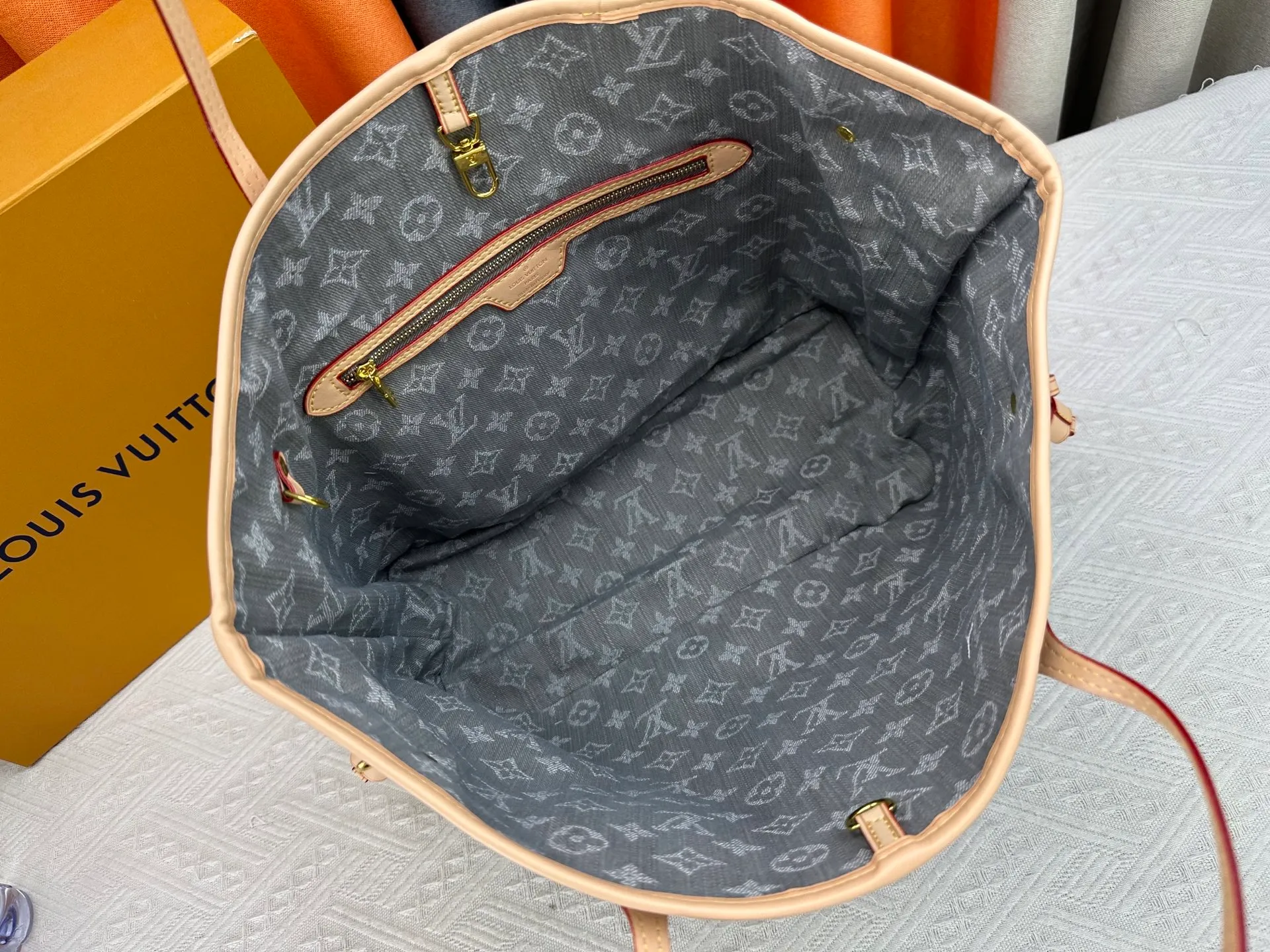 P270 Upgraded original M13192 M40995 This medium-sized Neverfull handbag is made of Monogram denim with cow leather trim. The adjustable straps on the side can flexibly tighten the silhouette, making it a classic choice for urban travel. Plenty of space can easily store a 13-inch laptop, and multiple pockets such as a detachable zipper bag complete the functionality. Dimensions: 31.0 x 28.0 x 14.0 cm (length x height x width)