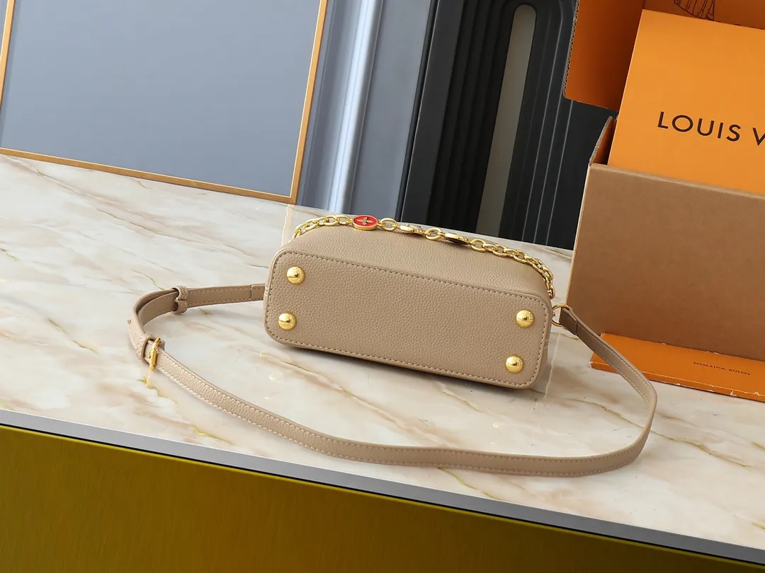 💰380💰Guangzhou goods Upgraded original M00014 M00013 M00015 [New size] This Capucines new size handbag shows soft beauty: Taurillon leather bag body with light-colored flap and top handle, enamel Monogram flower chain can also achieve a shoulder-carrying experience. Wear the slim leather strap to explore more styling possibilities. Dimensions 23.5x 14 x 8 cm (length x height x width)