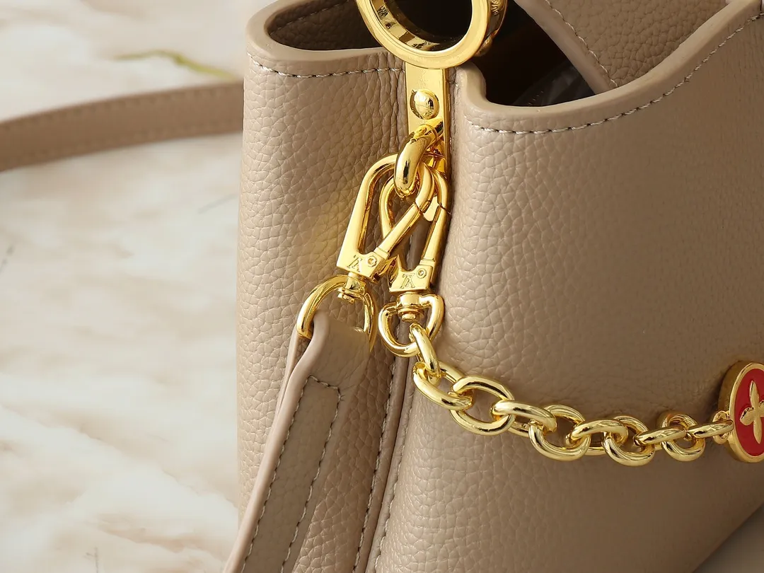💰380💰Guangzhou goods Upgraded original M00014 M00013 M00015 [New size] This Capucines new size handbag shows soft beauty: Taurillon leather bag body with light-colored flap and top handle, enamel Monogram flower chain can also achieve a shoulder-carrying experience. Wear the slim leather strap to explore more styling possibilities. Dimensions 23.5x 14 x 8 cm (length x height x width)