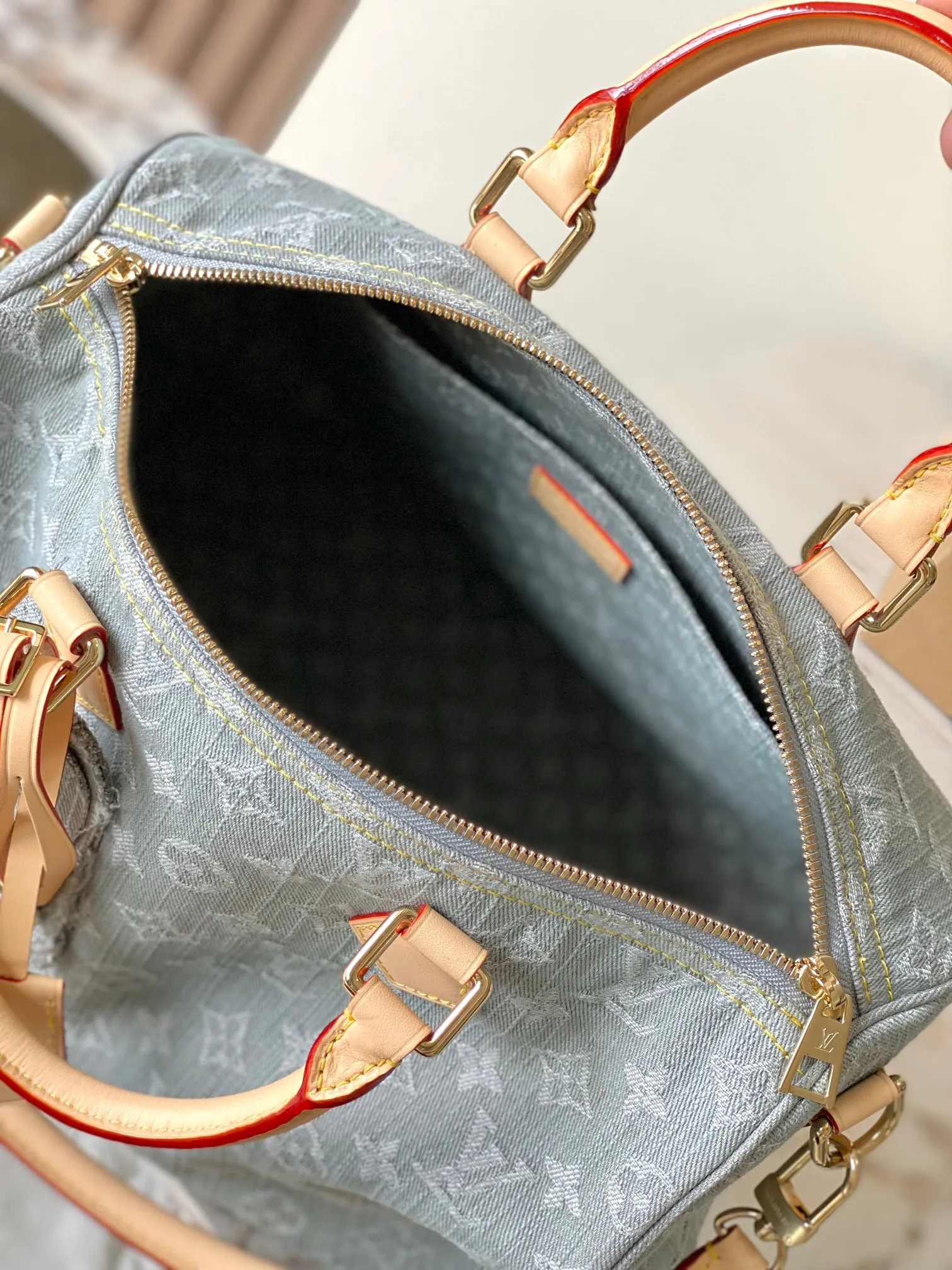 p2040 [Special grade MB163c chip version original leather] This Speedy Soft 30 handbag Model: M13344 Material: A-grade all-steel hardware, imported original canvas Packing: Full set of original duty-free MB packaging Dimensions: 21 x 17 x 30 cm