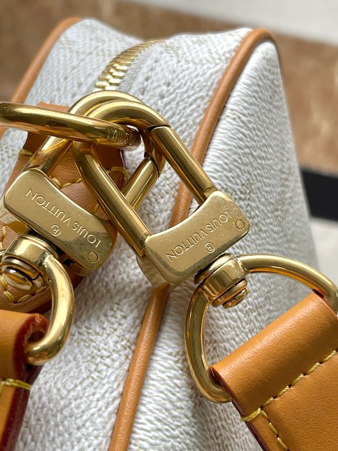 💰1020 Top original order M14682 Pharrell Wiliams uses Monogram Heritage coated canvas to reinterpret the Nil handbag, interpreting the retro trend in marine tones. The compact structure includes a zippered main compartment and zippered front pocket, and the handsome corners harken back to the box-making heritage. The top handle and leather shoulder strap are both detachable, allowing for a variety of carrying options. Dimensions: 25 × 17.5 × 11 cm