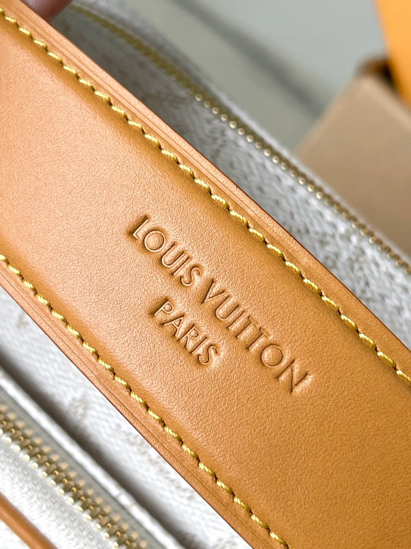 💰1020 Top original order M14682 Pharrell Wiliams uses Monogram Heritage coated canvas to reinterpret the Nil handbag, interpreting the retro trend in marine tones. The compact structure includes a zippered main compartment and zippered front pocket, and the handsome corners harken back to the box-making heritage. The top handle and leather shoulder strap are both detachable, allowing for a variety of carrying options. Dimensions: 25 × 17.5 × 11 cm