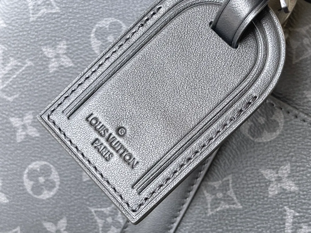 💰1000 Top Original M46457 This Voyage small briefcase is made of Damier Graphite coated canvas, with leather side straps, reinforced corners, top handles and nameplate. The outer pocket makes it easy to store a smartphone, the padded interior compartment holds a 13-inch laptop, and the removable and adjustable shoulder strap makes it comfortable to carry over the shoulder. Dimensions: 36.5 x 27.5 x 6 cm