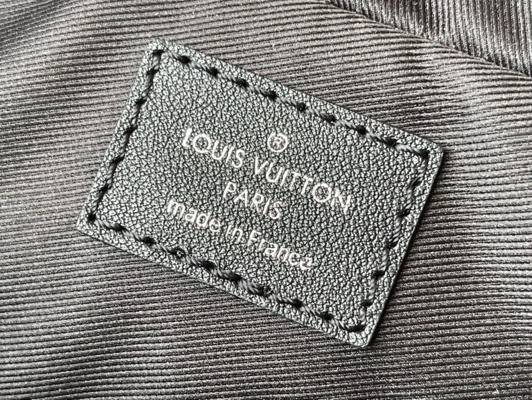💰1000 Top Original M46457 This Voyage small briefcase is made of Damier Graphite coated canvas, with leather side straps, reinforced corners, top handles and nameplate. The outer pocket makes it easy to store a smartphone, the padded interior compartment holds a 13-inch laptop, and the removable and adjustable shoulder strap makes it comfortable to carry over the shoulder. Dimensions: 36.5 x 27.5 x 6 cm